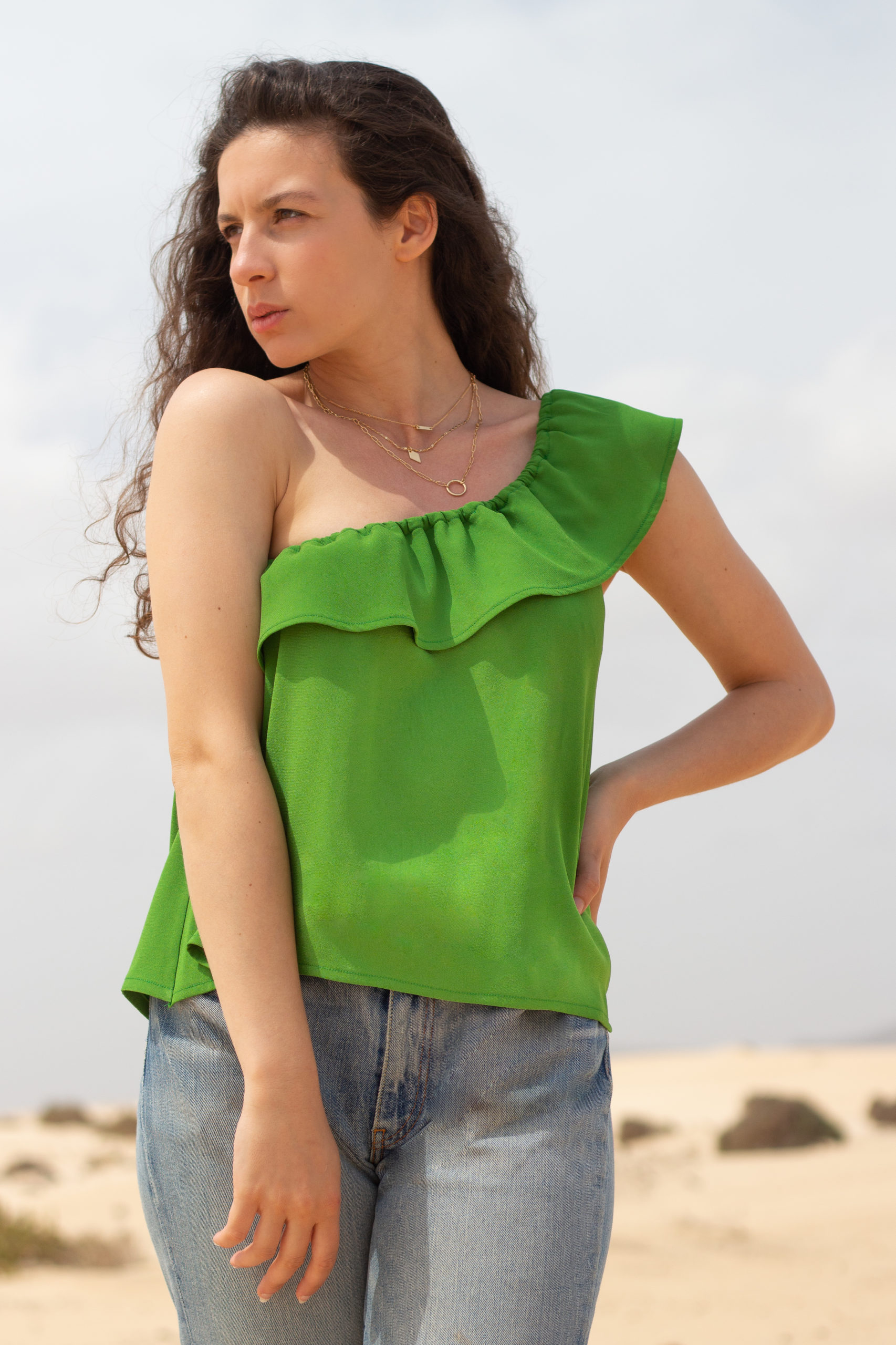 Haut CARMEN vert asymétrique volant Haut CARMEN vert asymétrique volant