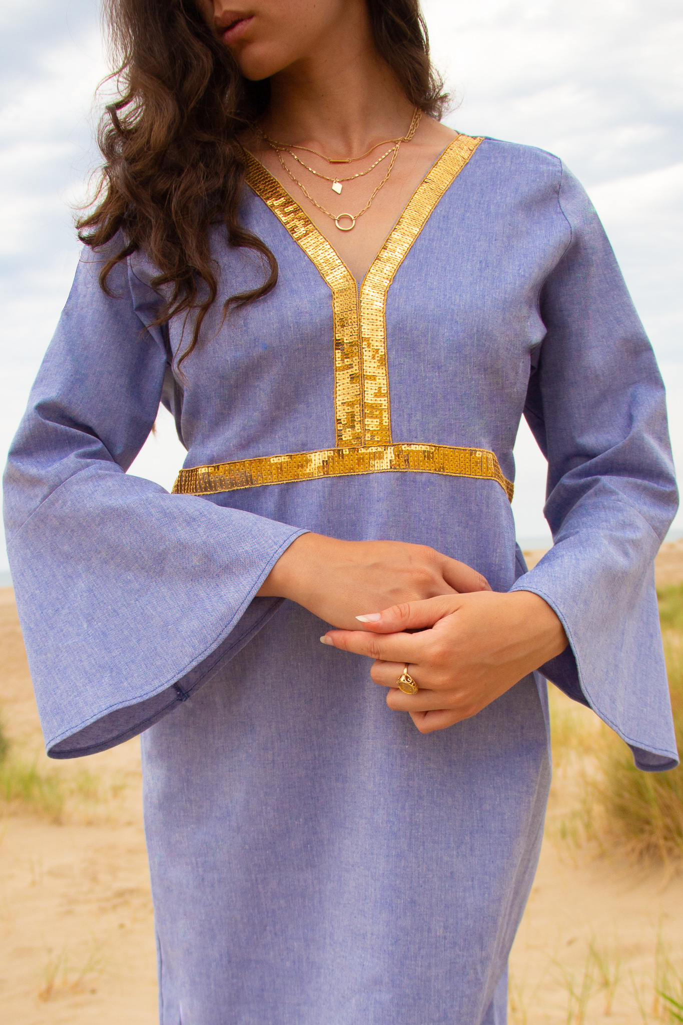 robe CÉLIE coton bleu chambray à sequins dorés manches trompettes robe CÉLIE coton bleu chambray à sequins dorés manches trompettes