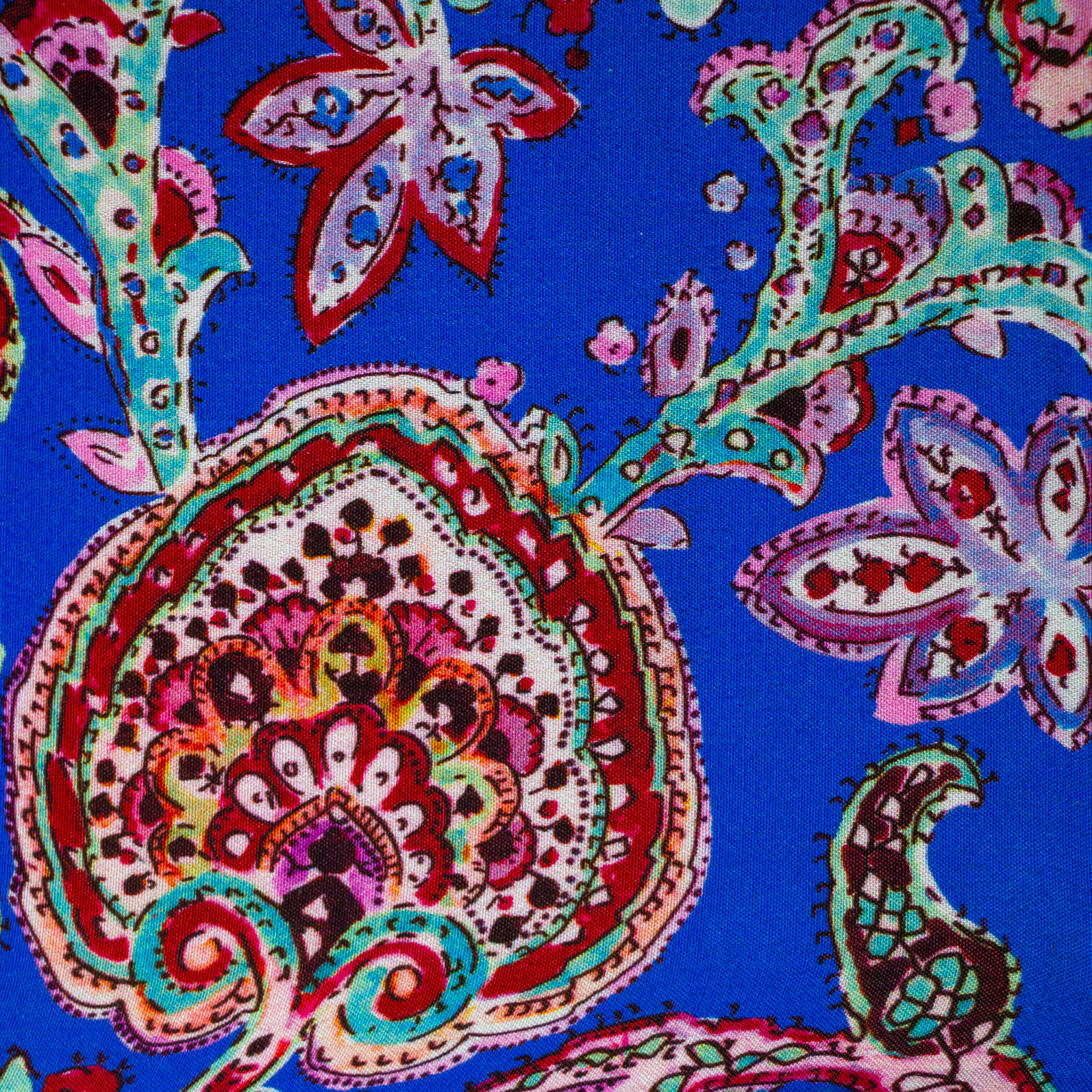 imprimé rouge et rose cachemire sur fond bleu roi imprimé rouge et rose cachemire sur fond bleu roi