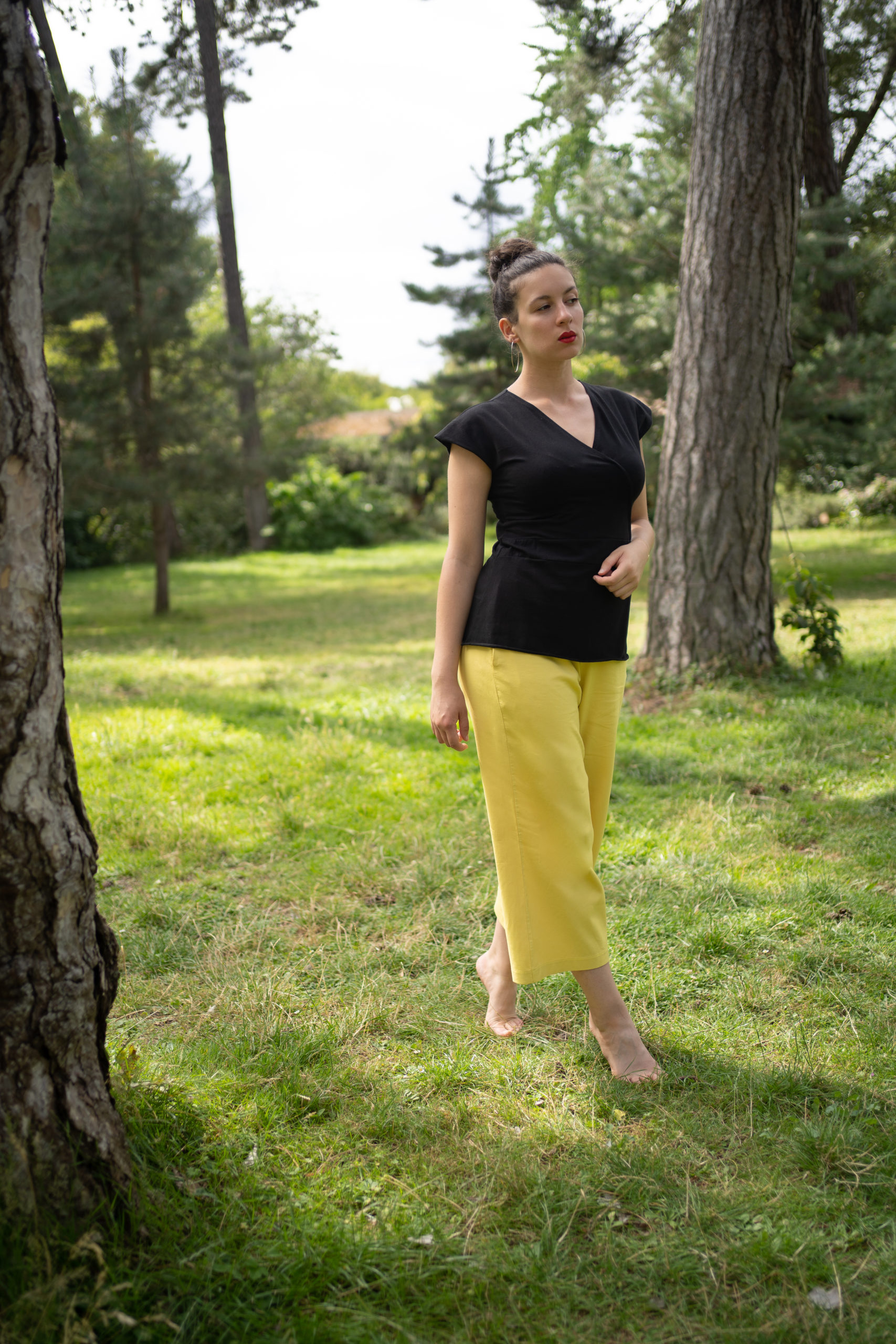 Pantalon BAHIA tissu jaune haute-couture et haut VENISE coton biologique noir Pantalon BAHIA tissu jaune haute-couture et haut VENISE coton biologique noir