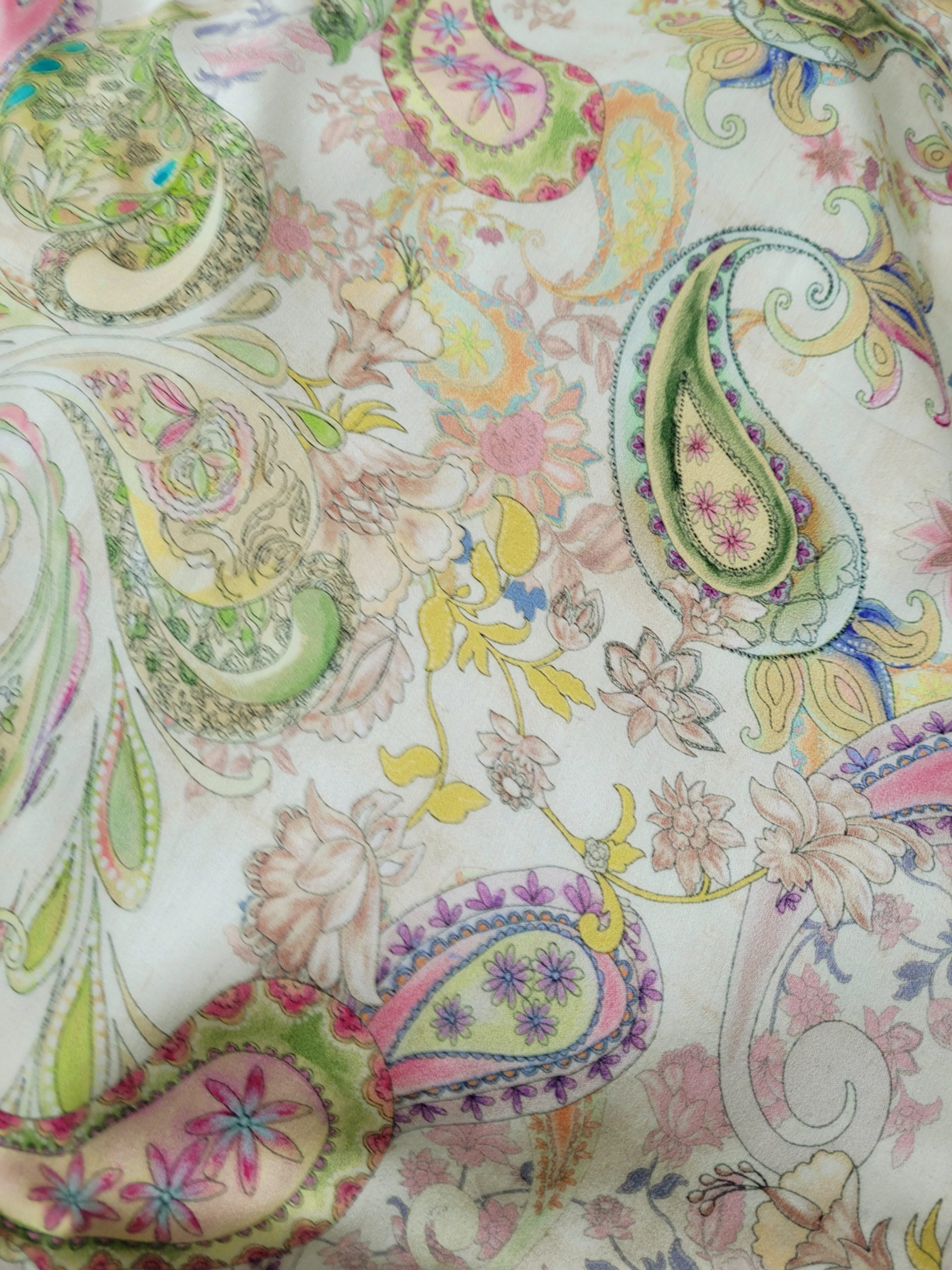 20240625_161925-1 Robe PLAKIAS satin viscose imprimés cachemire pastels verts et roses