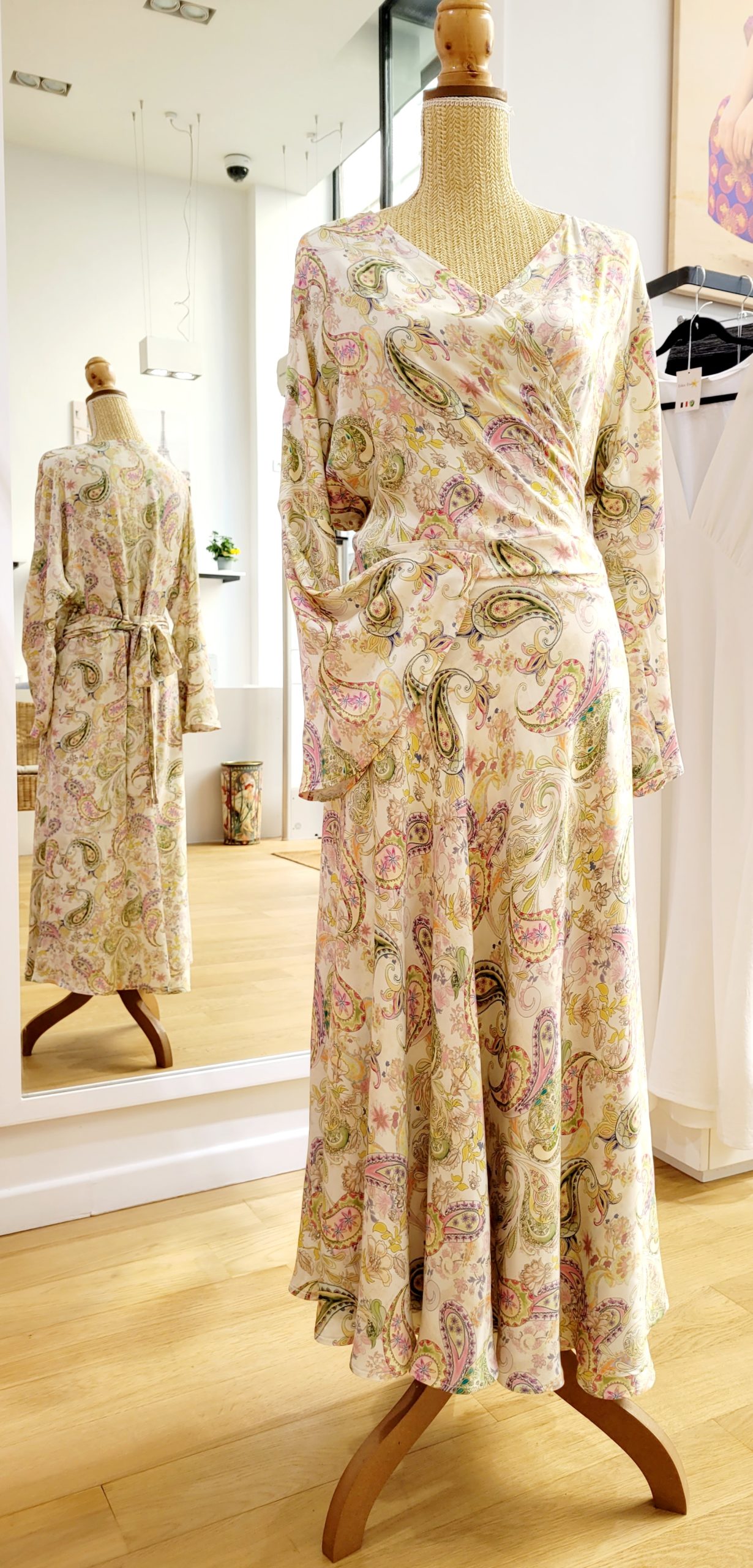 20240626_182957 Robe PLAKIAS satin viscose imprimés cachemire pastels verts et roses