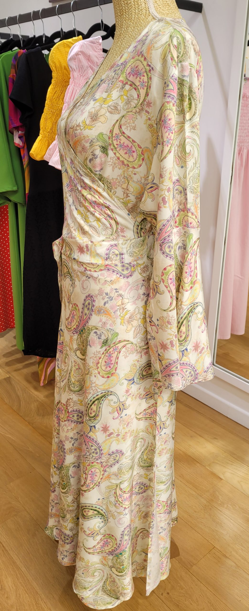20240626_183030 Robe PLAKIAS satin viscose imprimés cachemire pastels verts et roses
