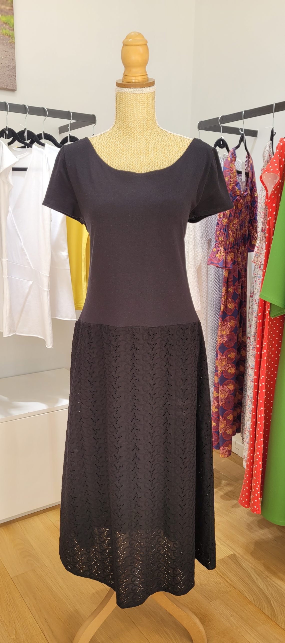 Robe AVA bi-matière coton biologique broderie anglaise noire Robe AVA bi-matière coton biologique broderie anglaise noire