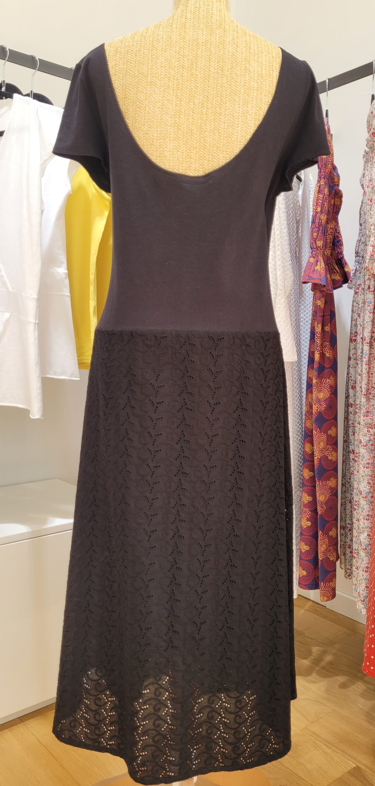 Robe AVA bi-matière coton biologique broderie anglaise noire Robe AVA bi-matière coton biologique broderie anglaise noire