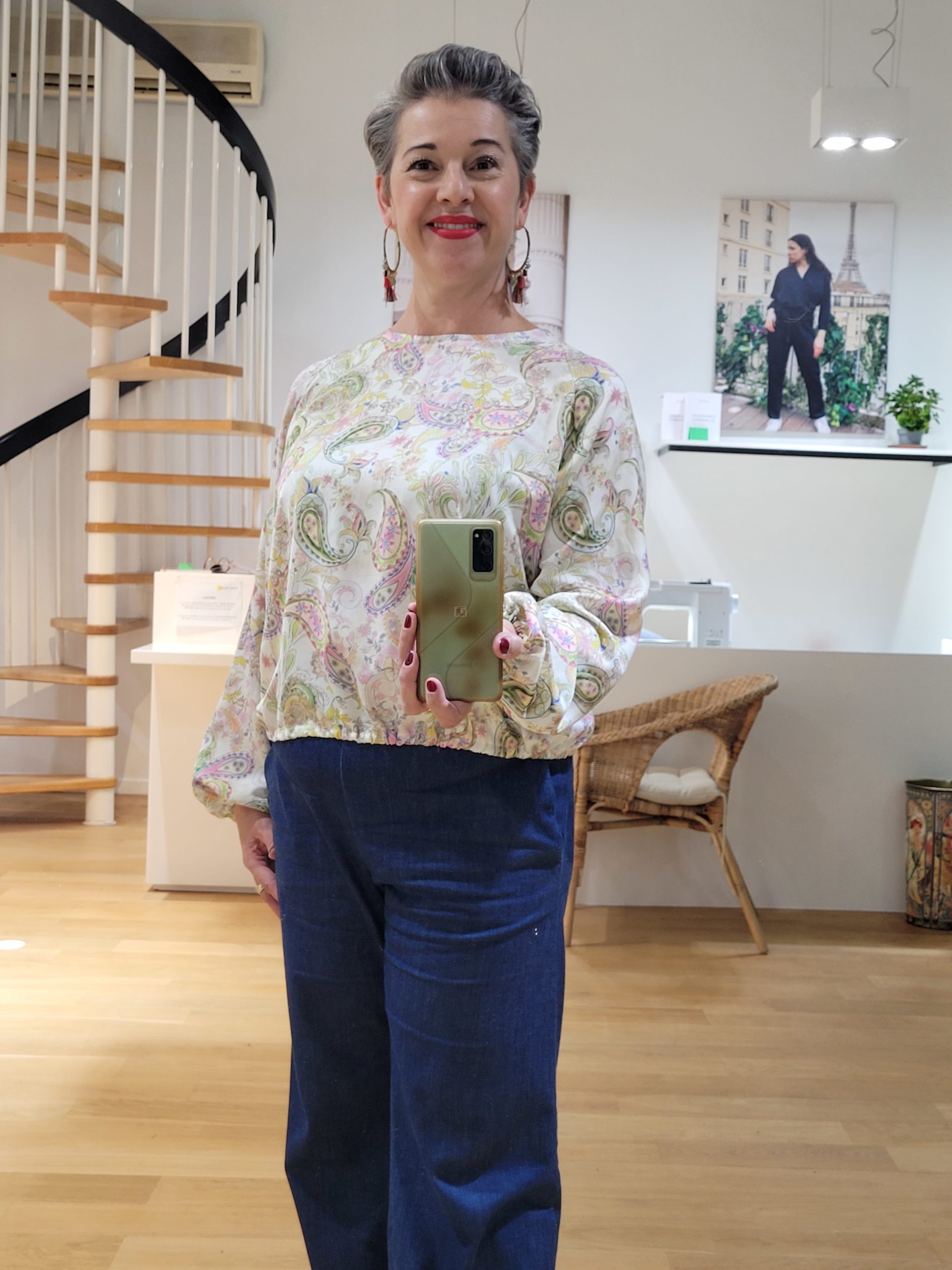 Blouse col rond imprimée motifs cachemire verts et roses Blouse col rond imprimée motifs cachemire verts et roses