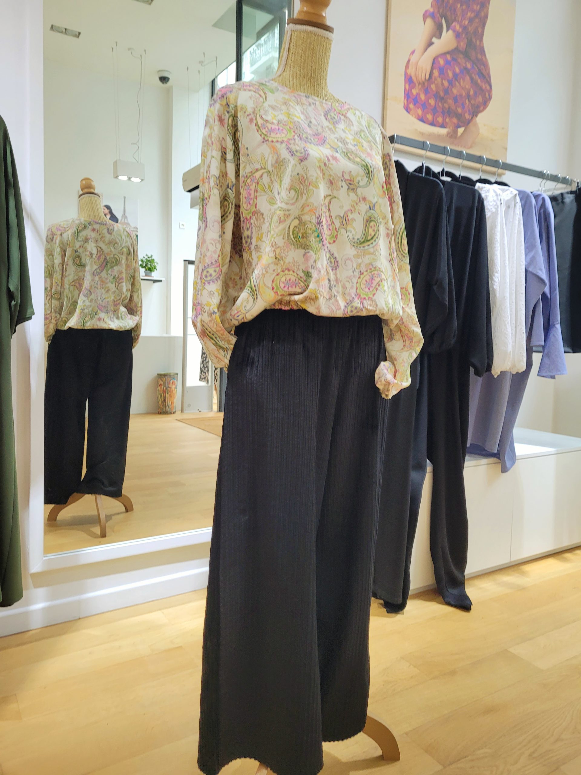 Blouse col rond imprimée motifs cachemire verts et roses Blouse col rond imprimée motifs cachemire verts et roses