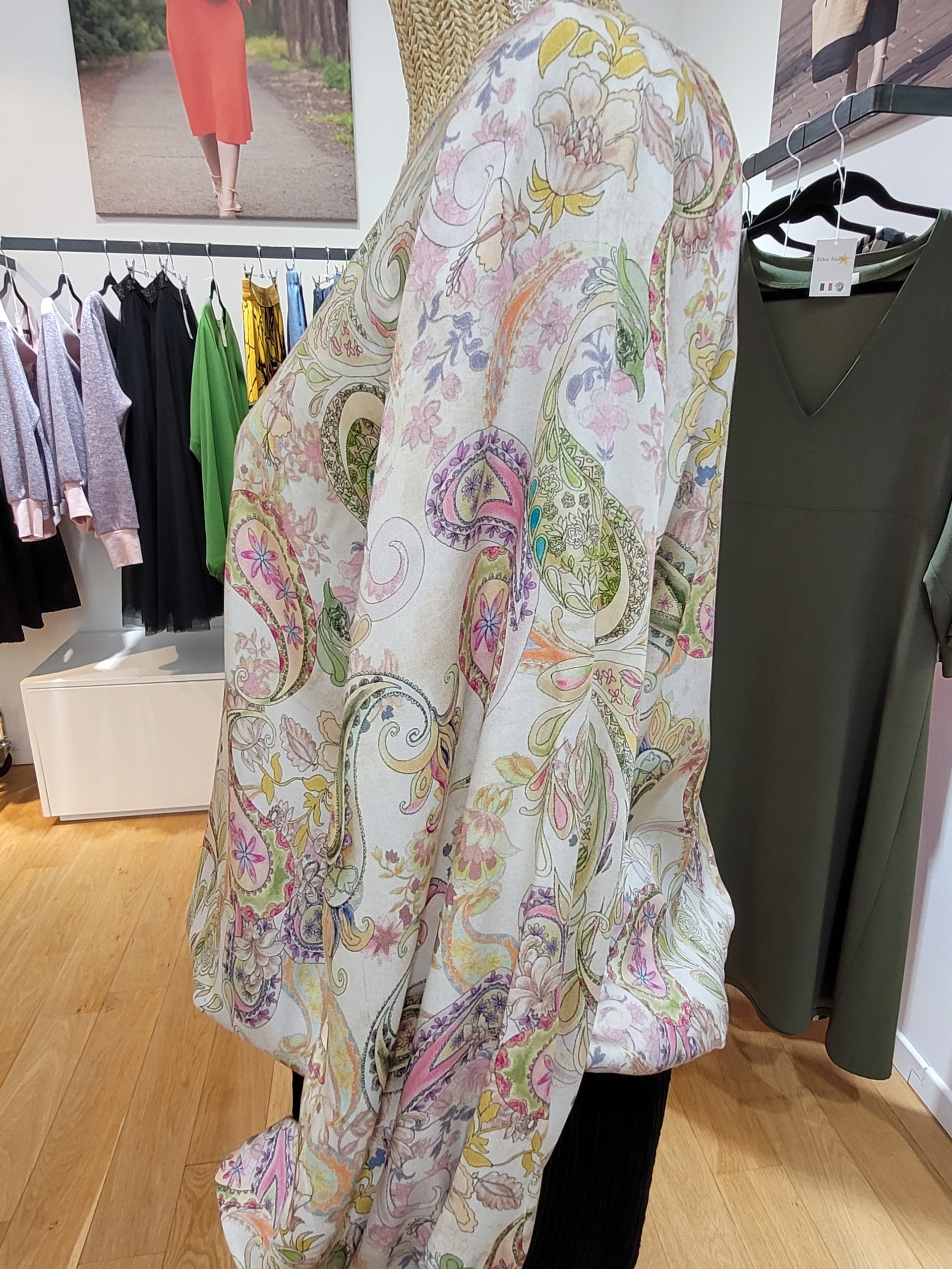 Blouse col rond imprimée motifs cachemire verts et roses Blouse col rond imprimée motifs cachemire verts et roses