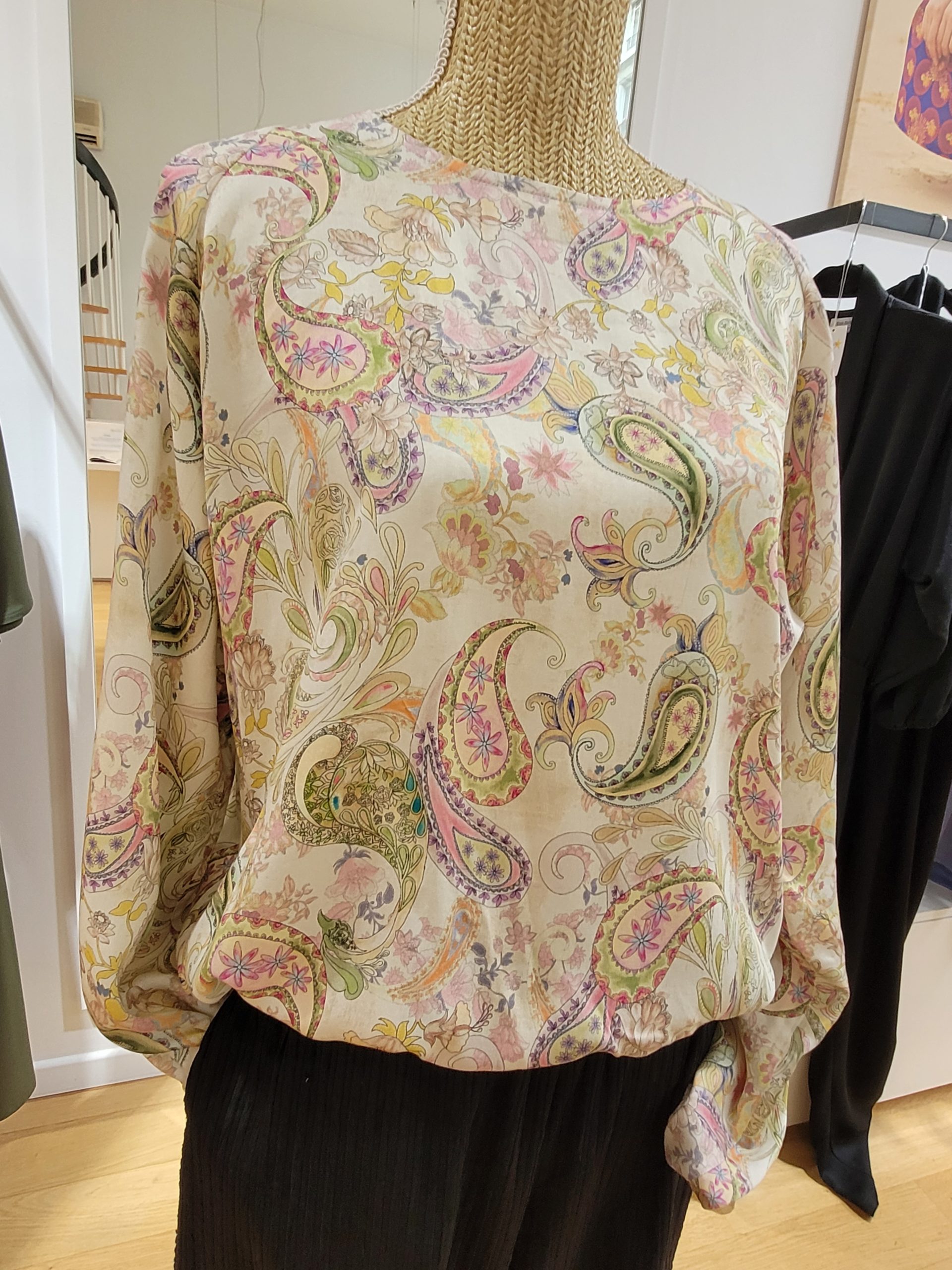 Blouse col rond imprimée motifs cachemire verts et roses Blouse col rond imprimée motifs cachemire verts et roses