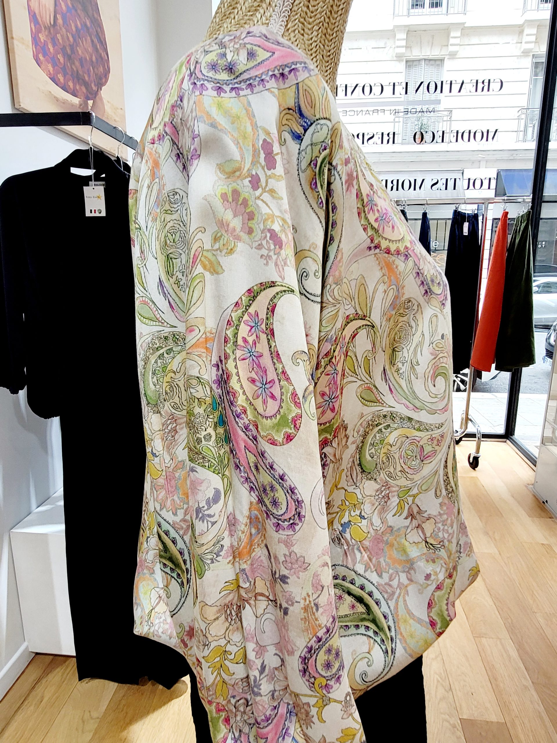 Blouse col rond imprimée motifs cachemire verts et roses Blouse col rond imprimée motifs cachemire verts et roses