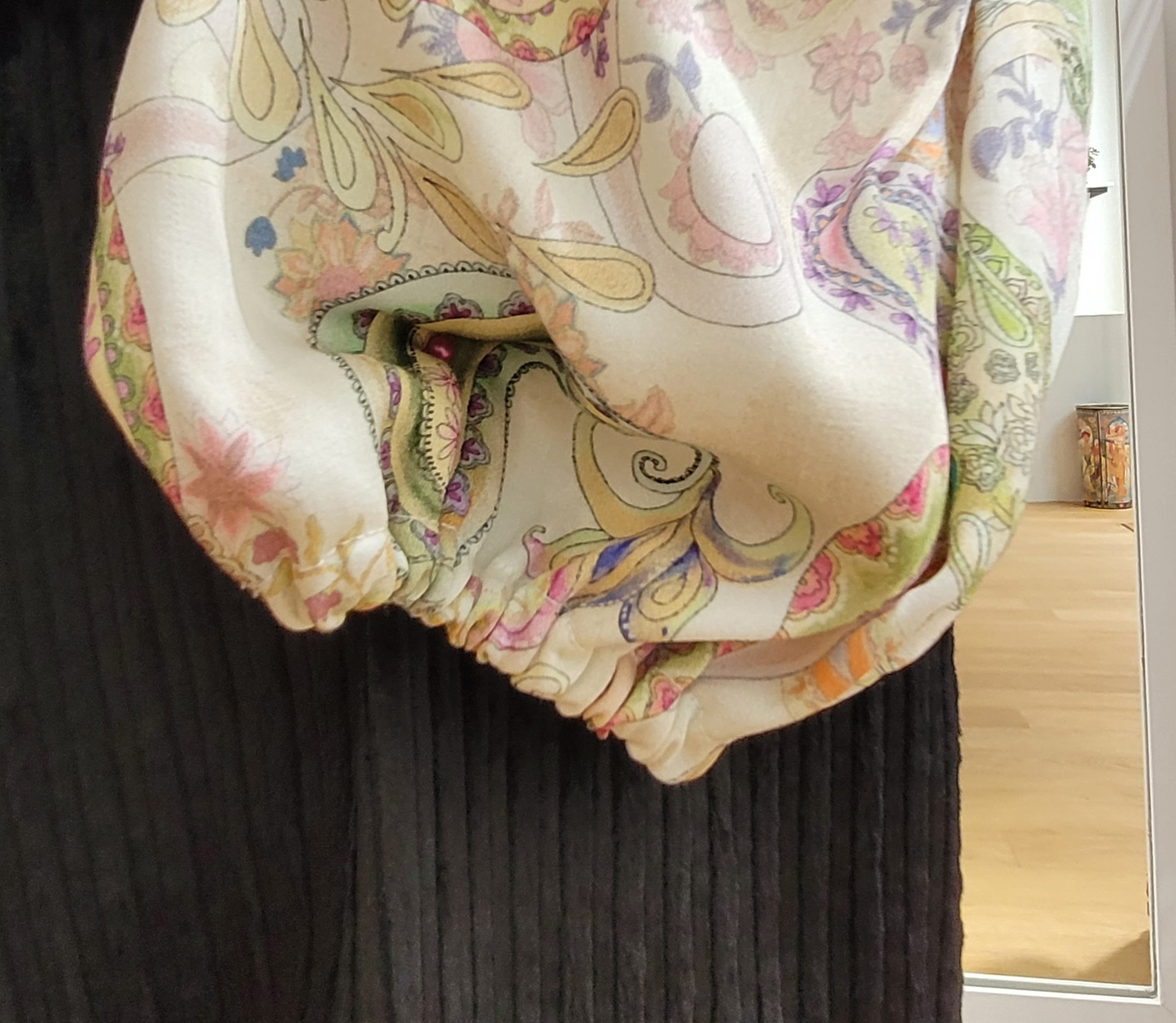 Blouse col rond imprimée motifs cachemire verts et roses Blouse col rond imprimée motifs cachemire verts et roses