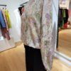 Blouse col rond imprimée motifs cachemire verts et roses Blouse col rond imprimée motifs cachemire verts et roses