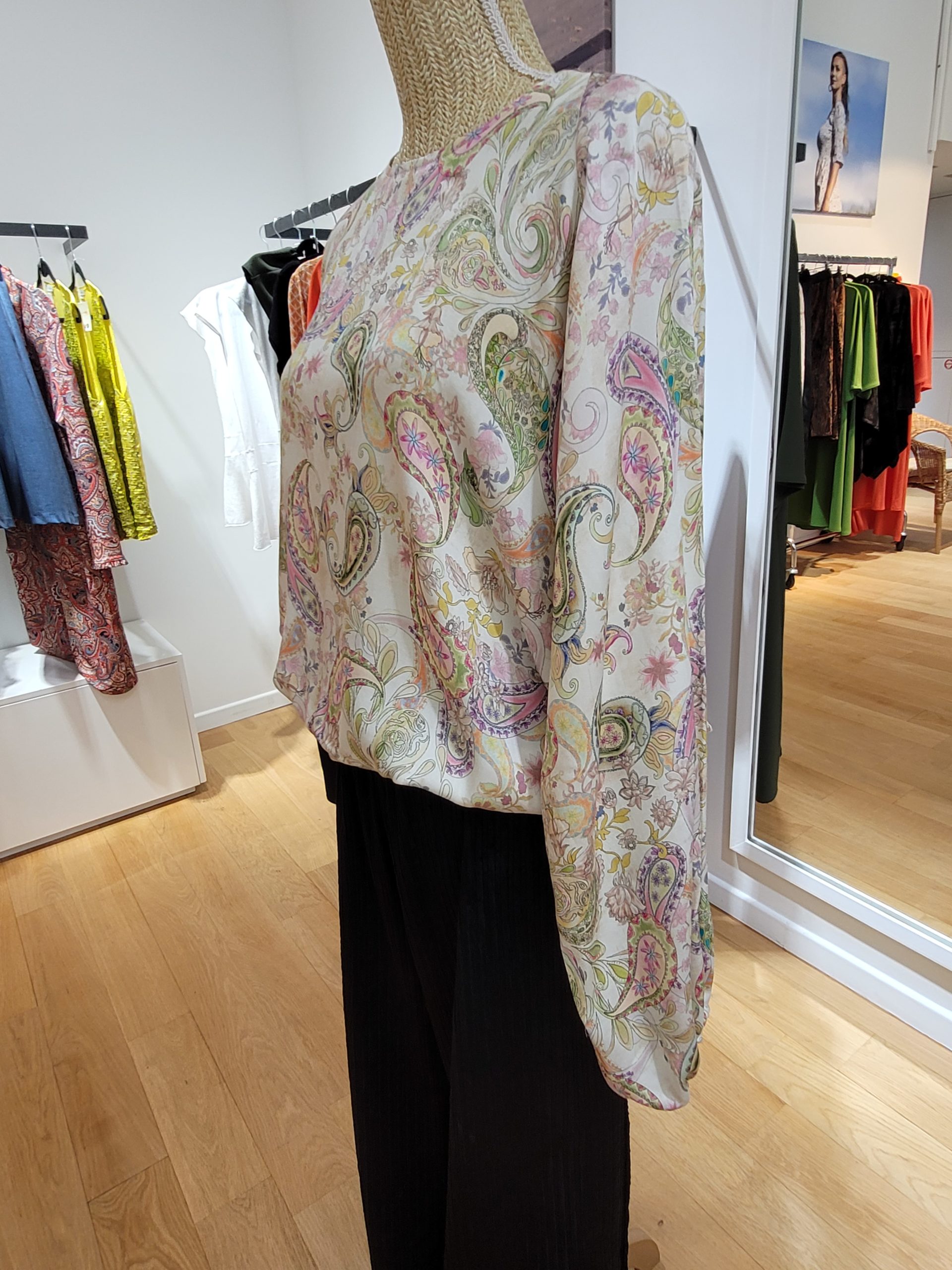 Blouse col rond imprimée motifs cachemire verts et roses Blouse col rond imprimée motifs cachemire verts et roses