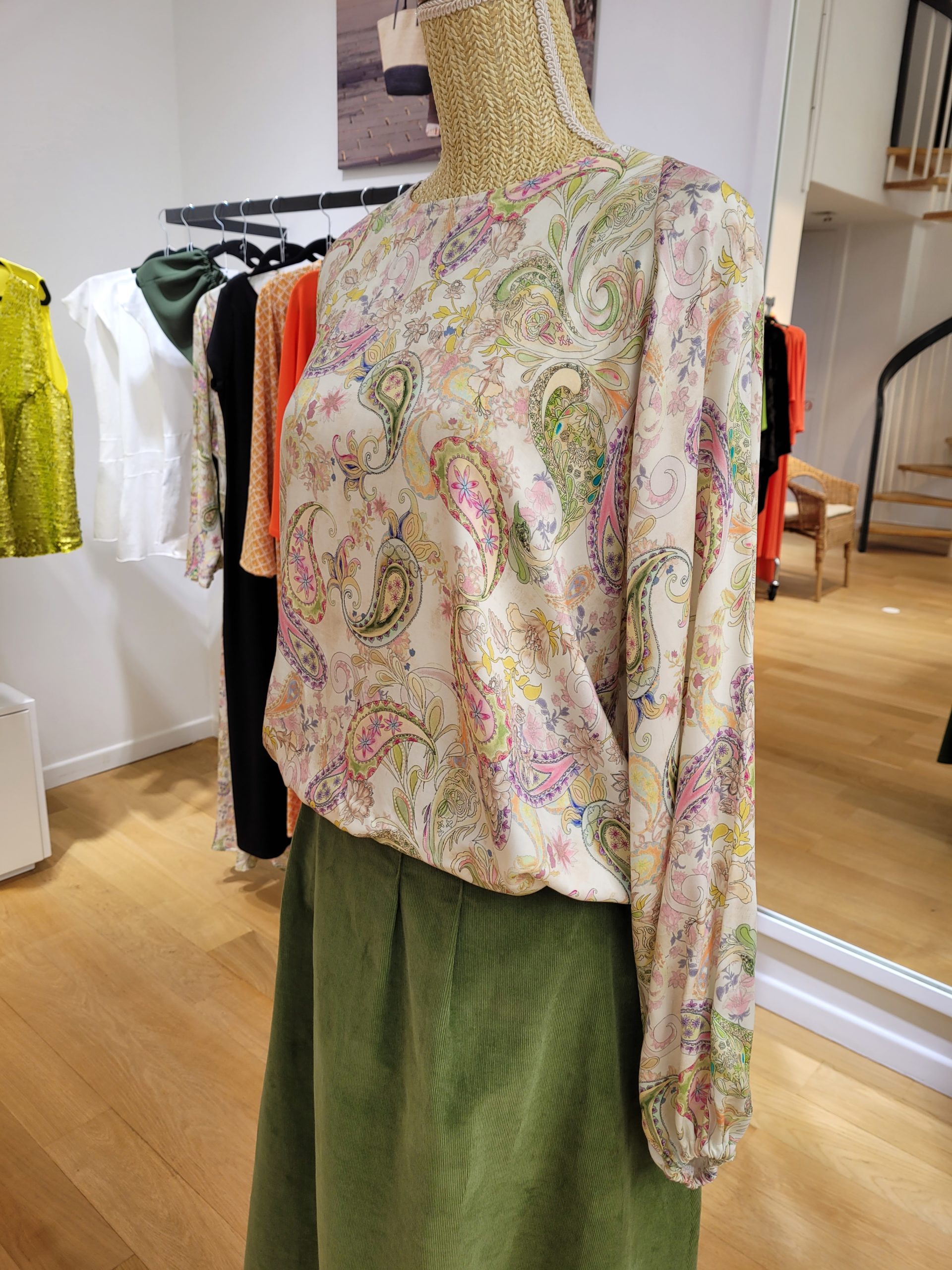 Blouse col rond imprimée motifs cachemire verts et roses Blouse col rond imprimée motifs cachemire verts et roses