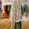 Blouse col rond imprimée motifs cachemire verts et roses Blouse col rond imprimée motifs cachemire verts et roses