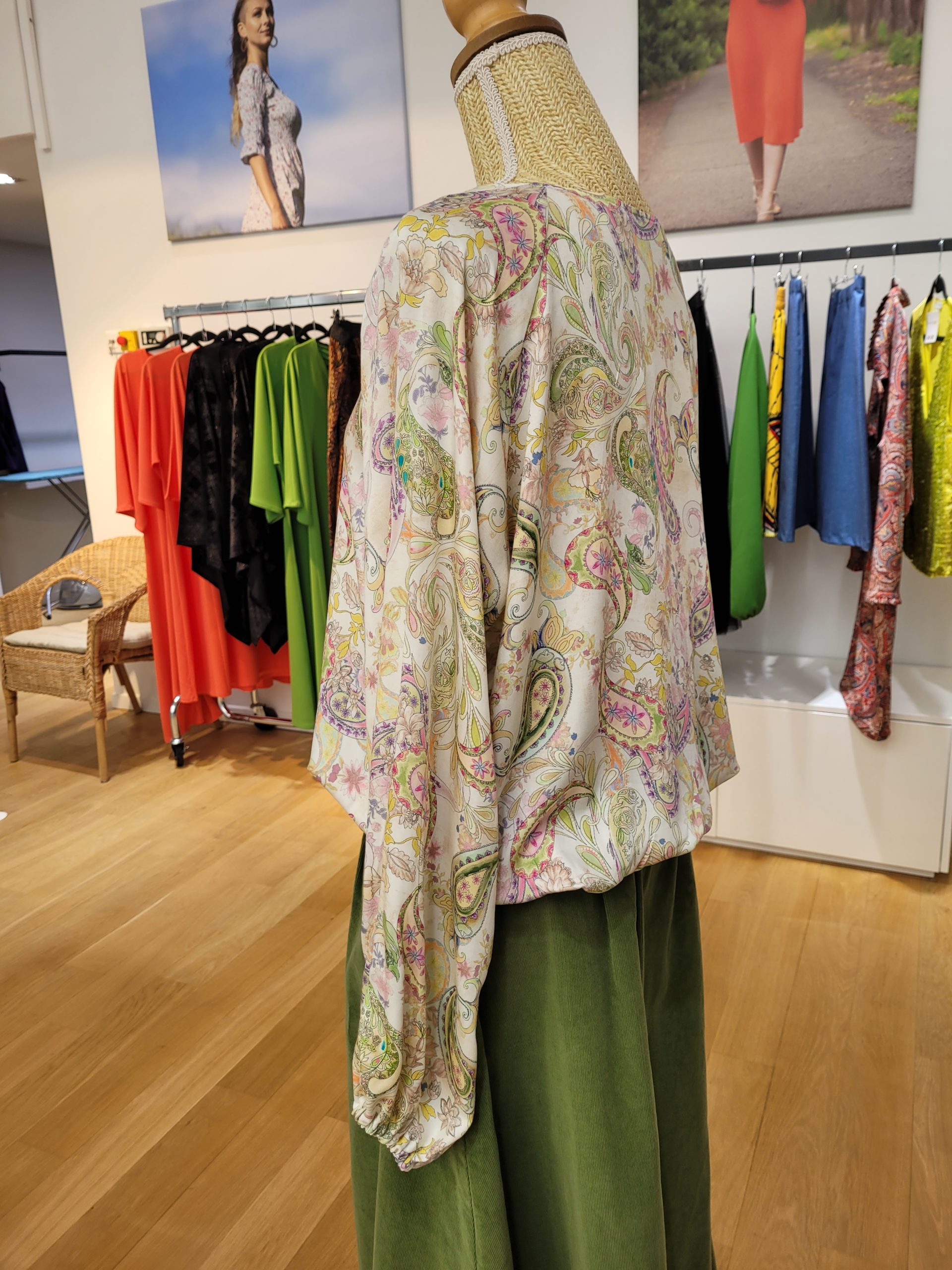 Blouse col rond imprimée motifs cachemire verts et roses Blouse col rond imprimée motifs cachemire verts et roses