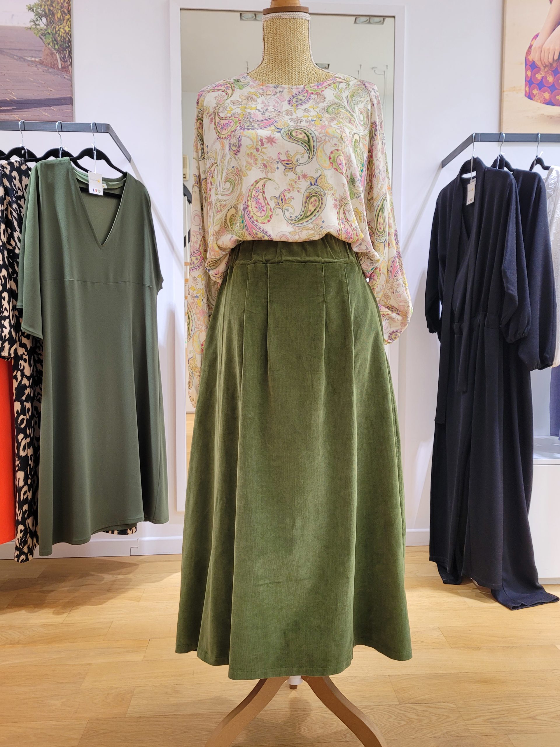 Blouse col rond imprimée motifs cachemire verts et roses Blouse col rond imprimée motifs cachemire verts et roses
