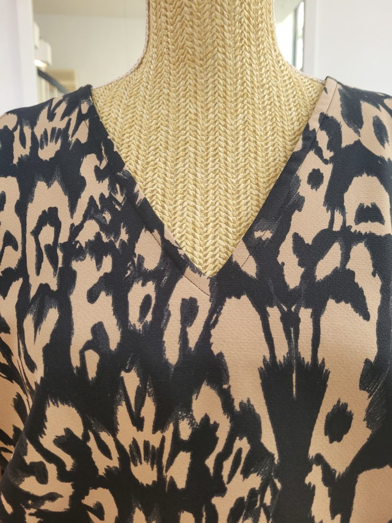 Blouse col V imprimé motifs tachetés noirs et beiges