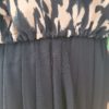 Blouse col V imprimé motifs tachetés noirs et beiges Blouse col V imprimé motifs tachetés noirs et beiges