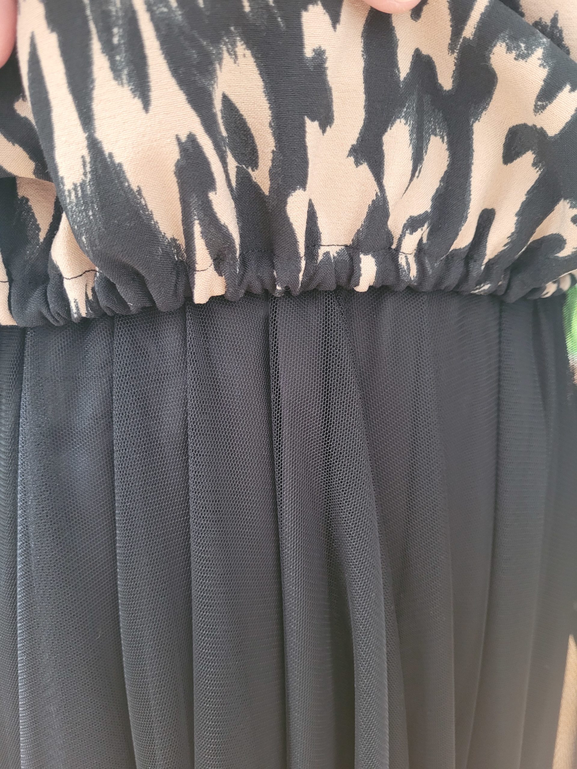 Blouse col V imprimé motifs tachetés noirs et beiges Blouse col V imprimé motifs tachetés noirs et beiges
