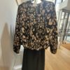 Blouse col rond imprimé motifs tachetés noirs et beiges Blouse col rond imprimé motifs tachetés noirs et beiges