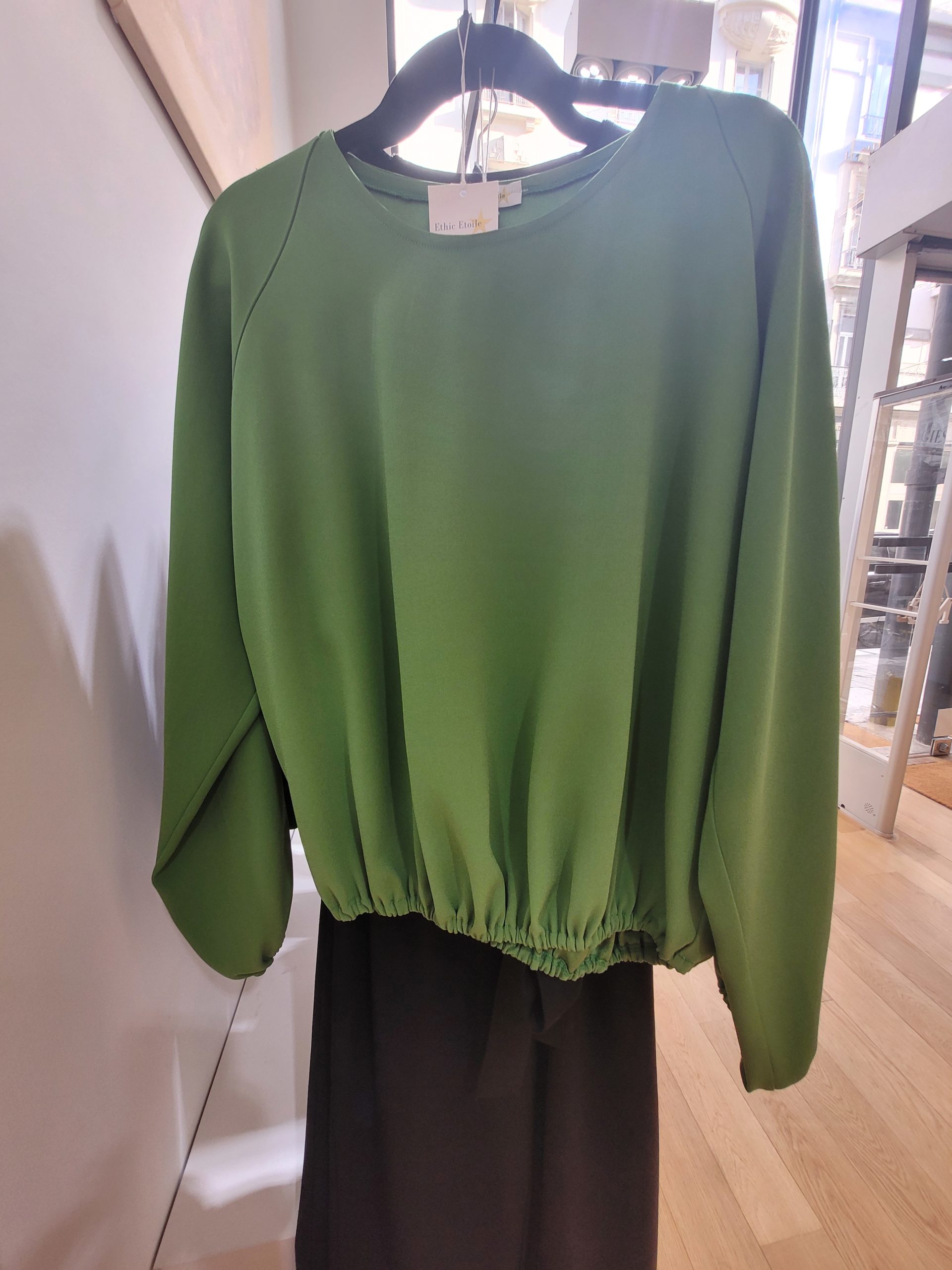 Blouse col rond crêpe vert pomme Blouse col rond crêpe vert pomme