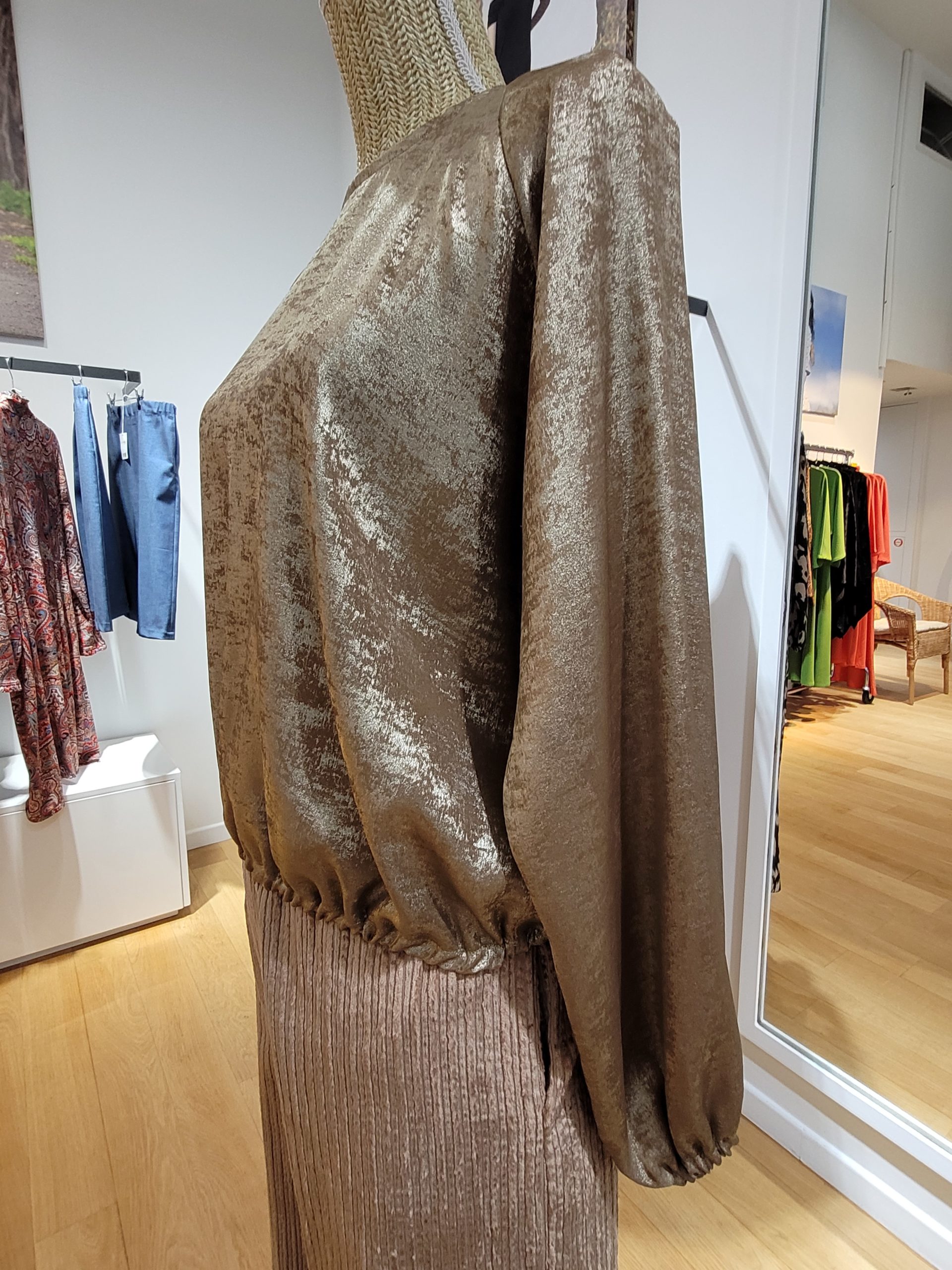 Blouse col rond fluide couleur vieil or Blouse col rond fluide couleur vieil or