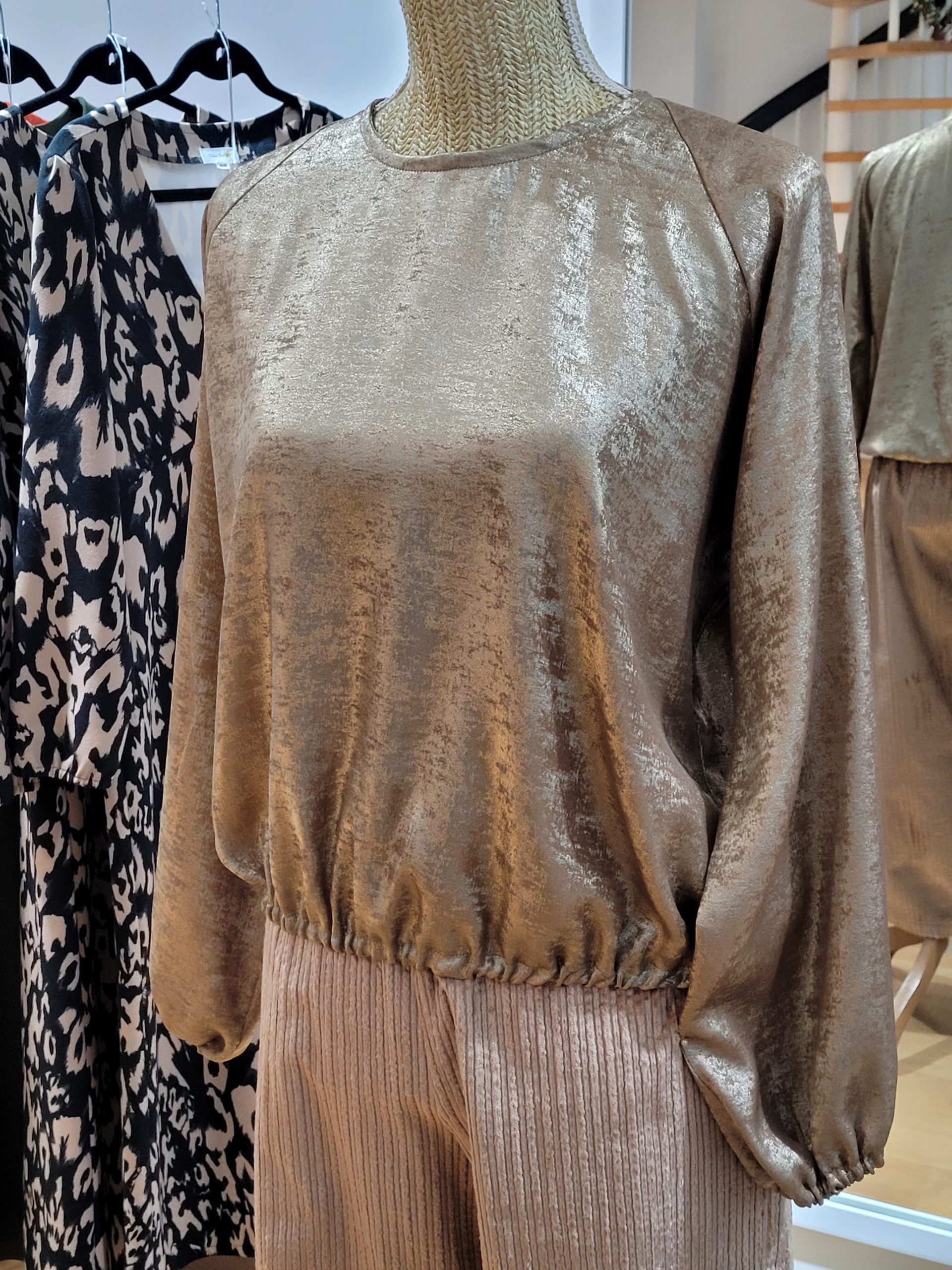 Blouse col rond fluide couleur vieil or Blouse col rond fluide couleur vieil or