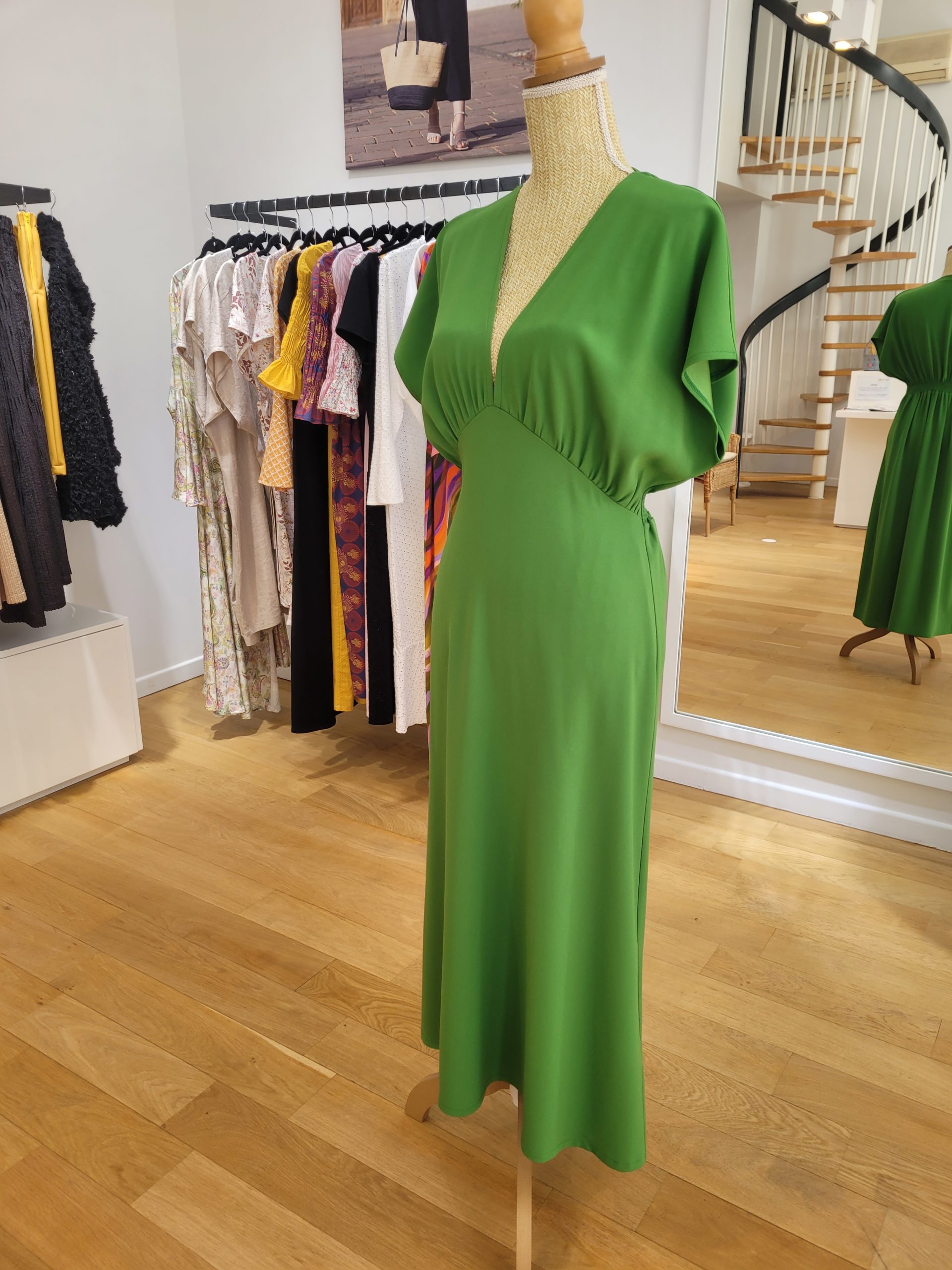 Robe MARYSE drapée en crêpe vert pomme Robe MARYSE drapée en crêpe vert pomme