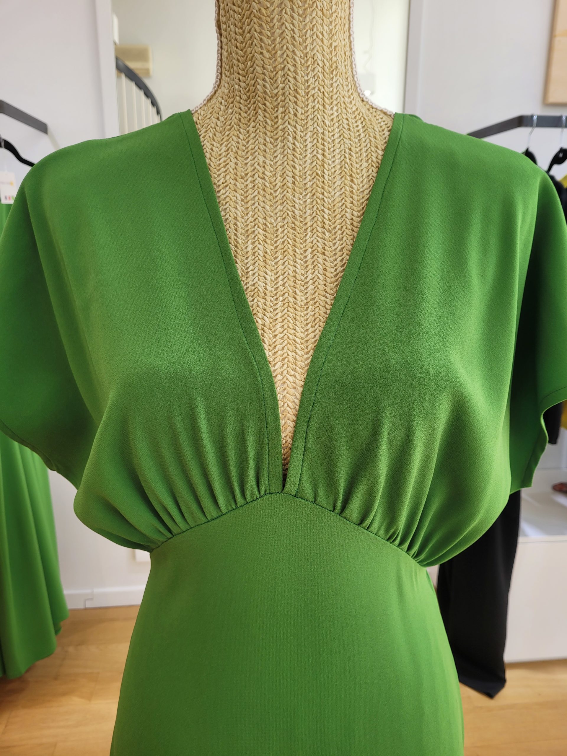 Robe MARYSE drapée en crêpe vert pomme Robe MARYSE drapée en crêpe vert pomme
