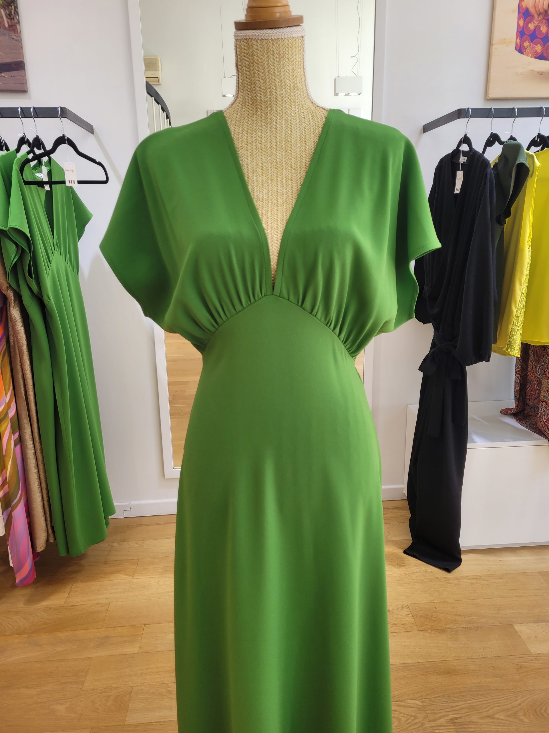 Robe MARYSE drapée en crêpe vert pomme Robe MARYSE drapée en crêpe vert pomme