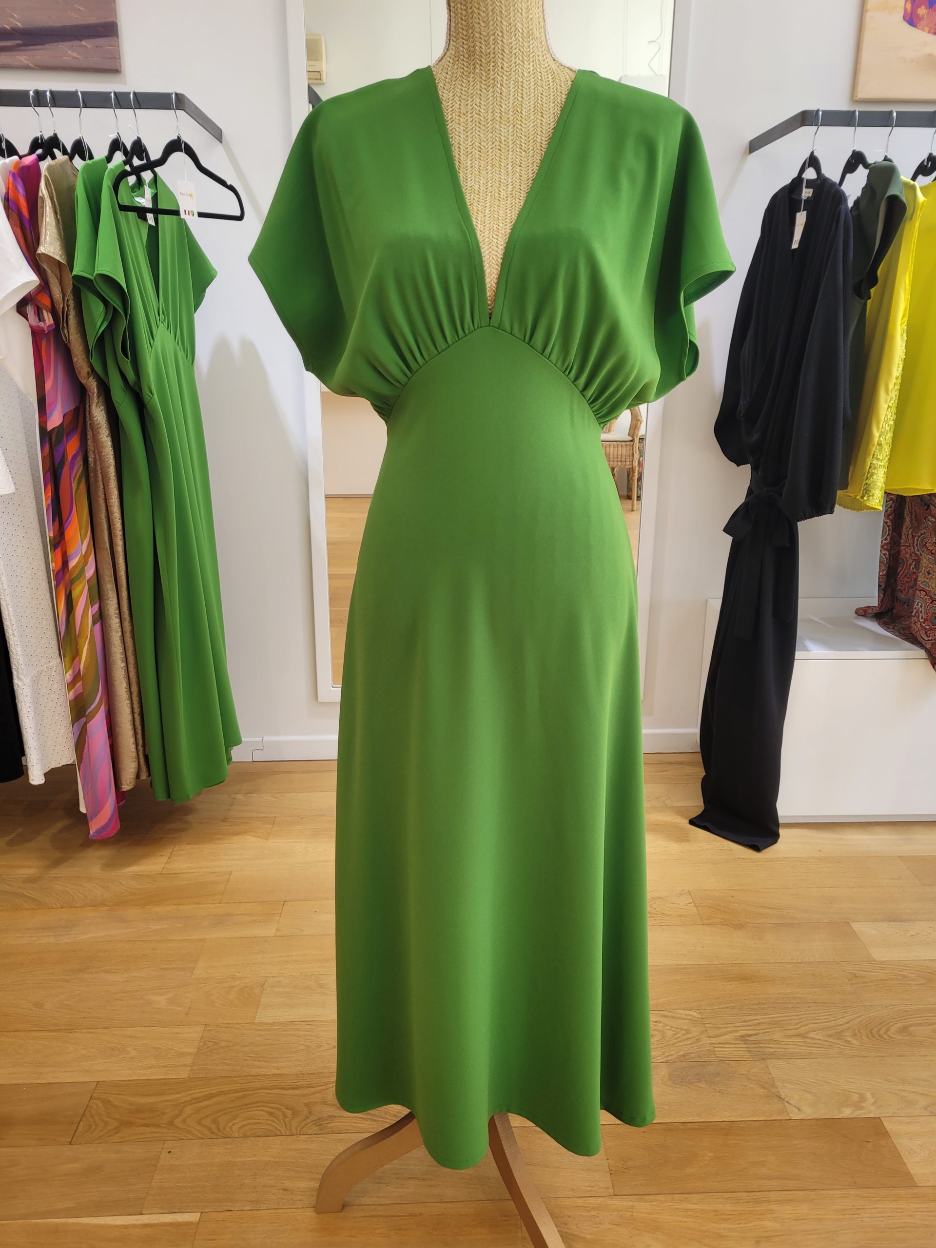 Robe MARYSE drapée en crêpe vert pomme Robe MARYSE drapée en crêpe vert pomme