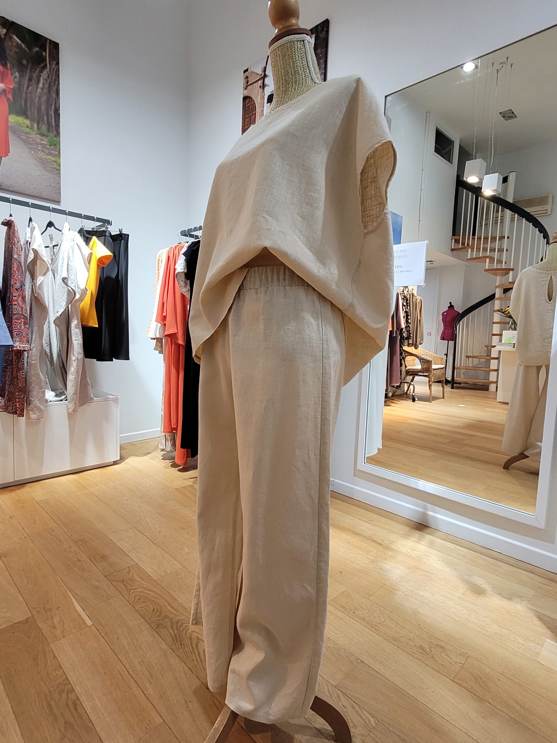 Blouse MYKONOS et pantalon VIVIANE en ramie naturelle Blouse MYKONOS et pantalon VIVIANE en ramie naturelle
