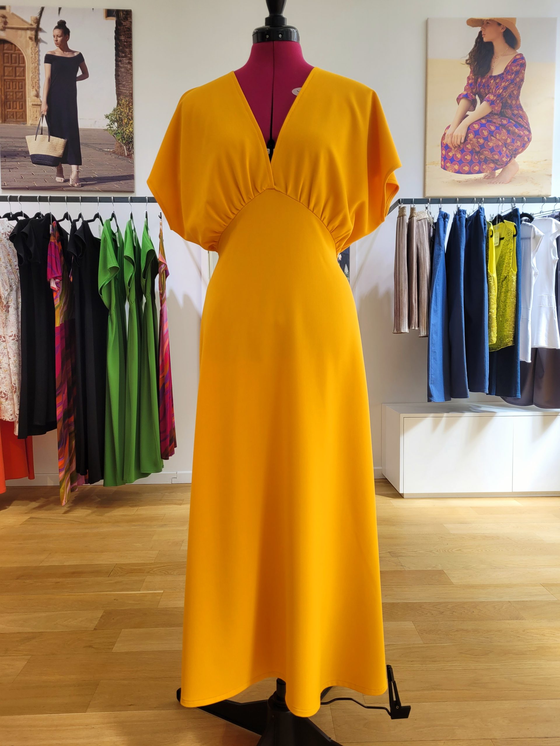 Robe MARYSE drapée en crêpe safran Robe MARYSE drapée en crêpe safran