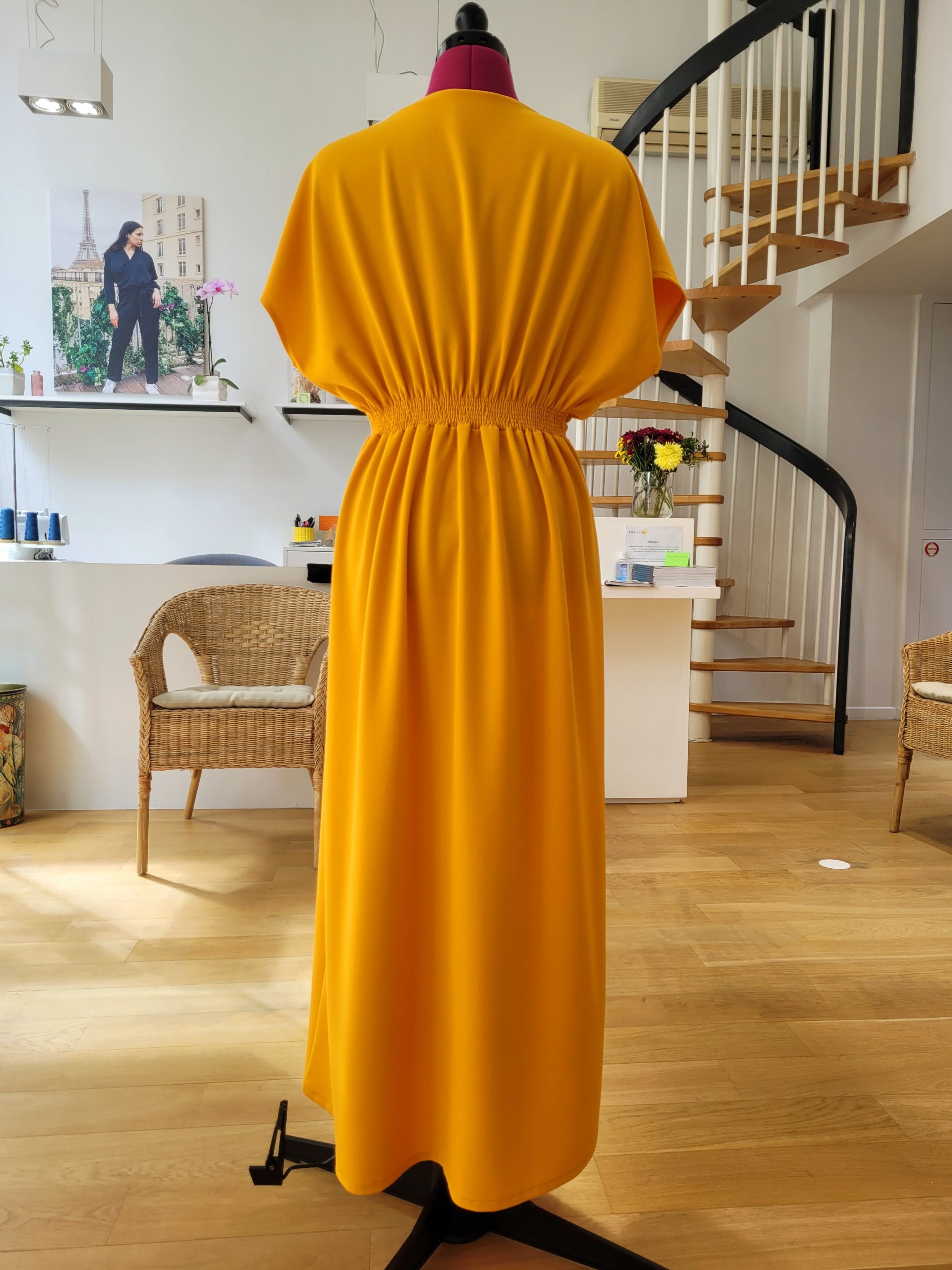 Robe MARYSE drapée en crêpe safran Robe MARYSE drapée en crêpe safran