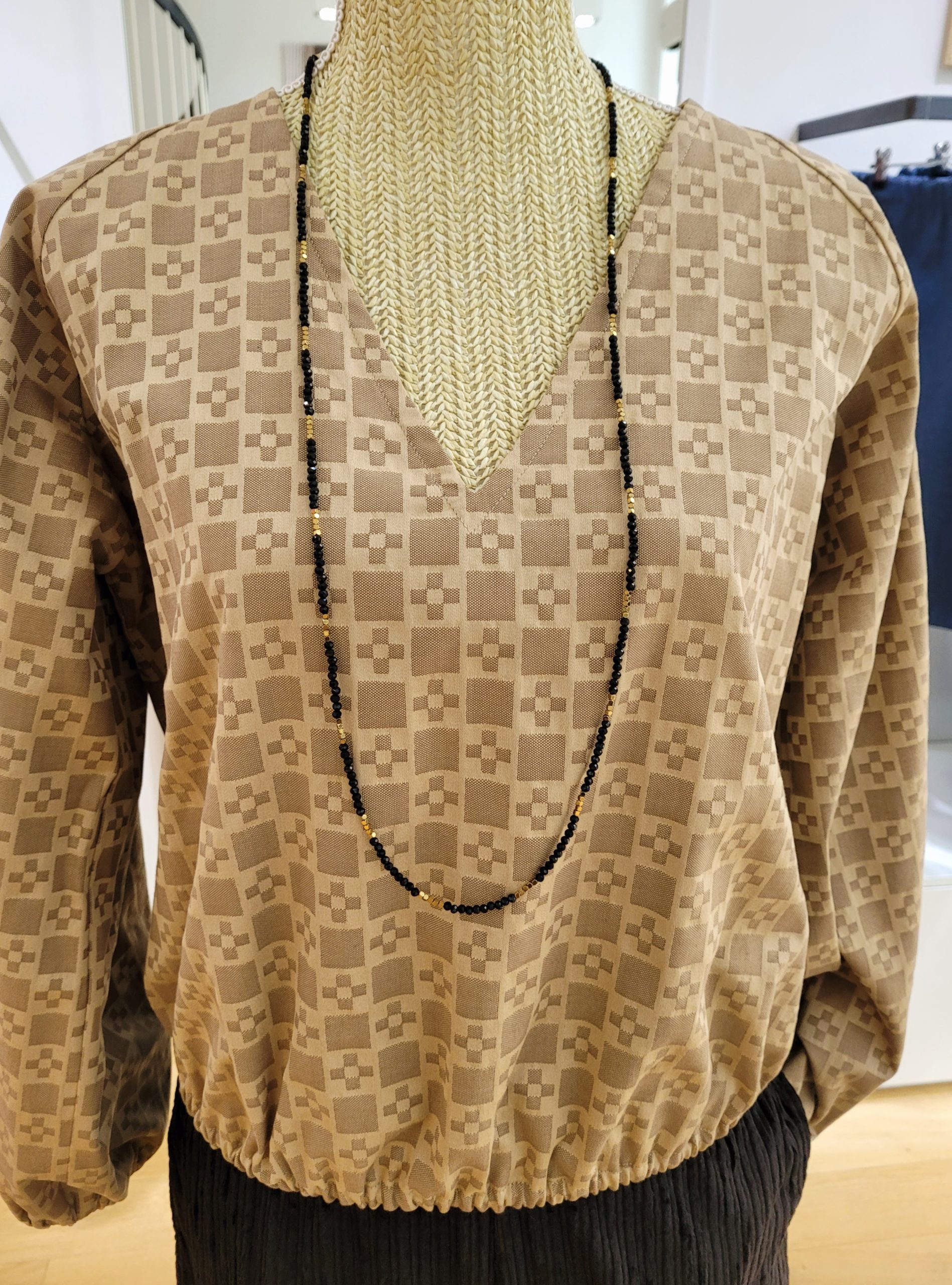 Blouse col V jacquard coton façon monogramme marron beige Blouse col V jacquard coton façon monogramme marron beige