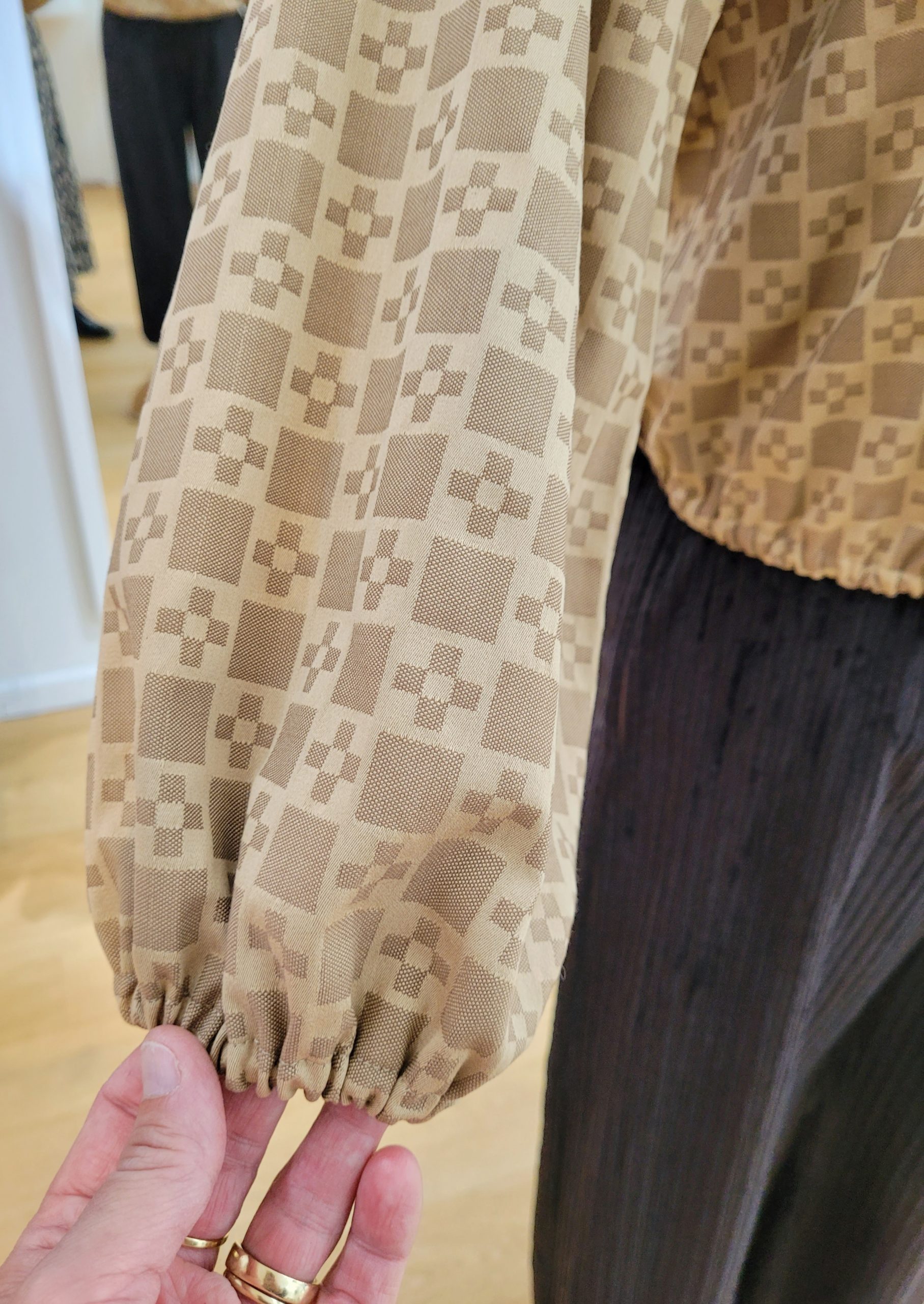 Blouse col V jacquard coton façon monogramme marron beige Blouse col V jacquard coton façon monogramme marron beige