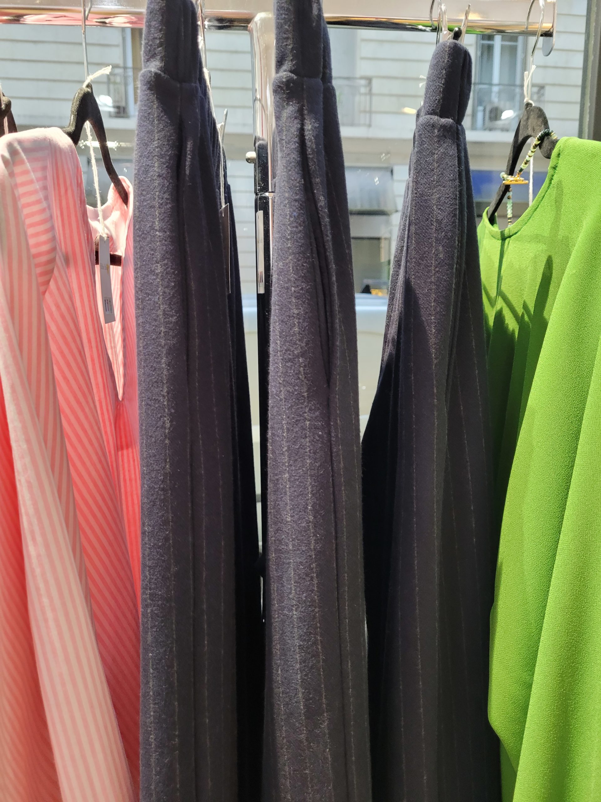 Coton et laine bleu foncé à fines rayures grises Coton et laine bleu foncé à fines rayures grises