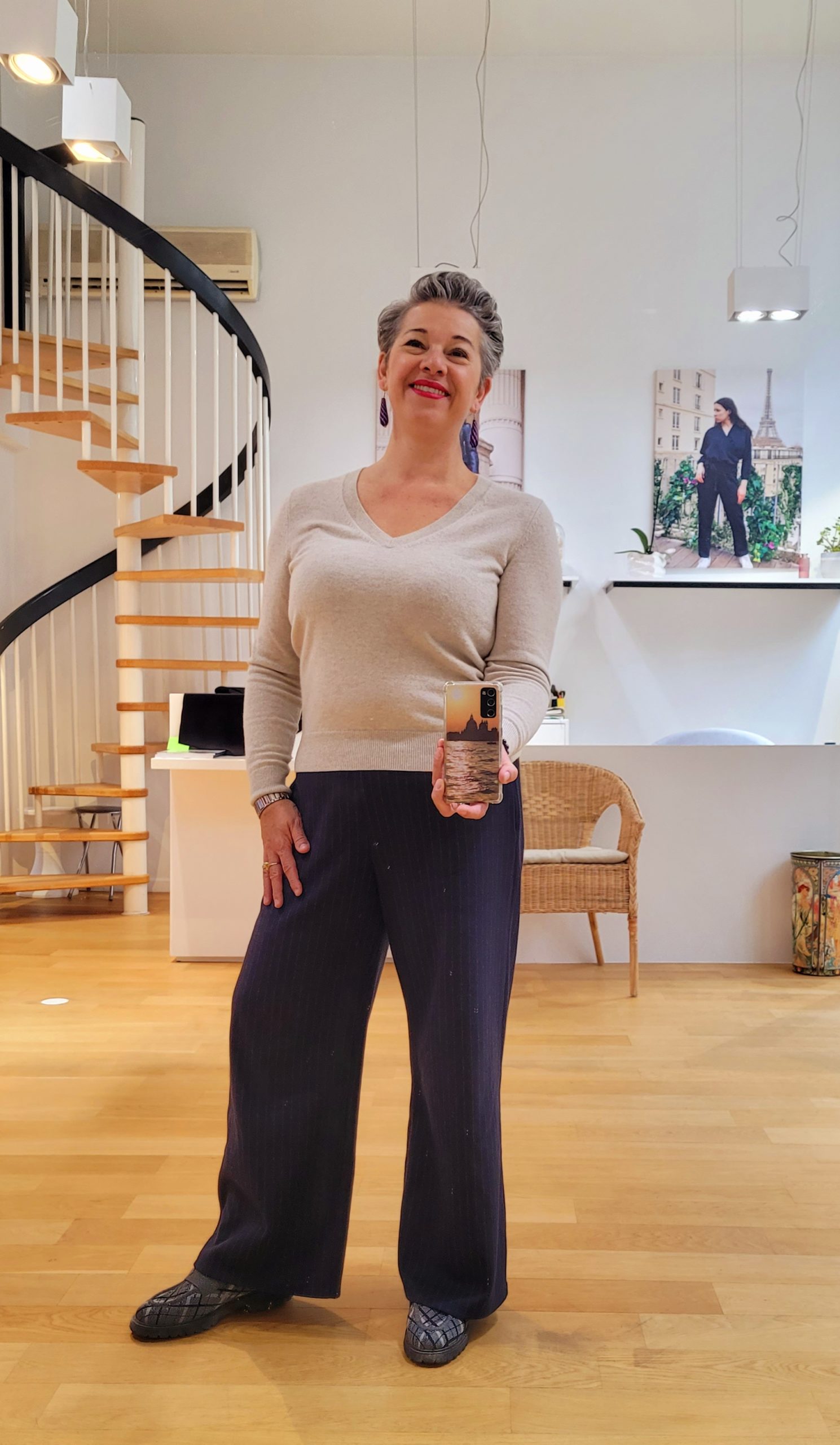 Coton et laine bleu foncé à fines rayures grises Coton et laine bleu foncé à fines rayures grises