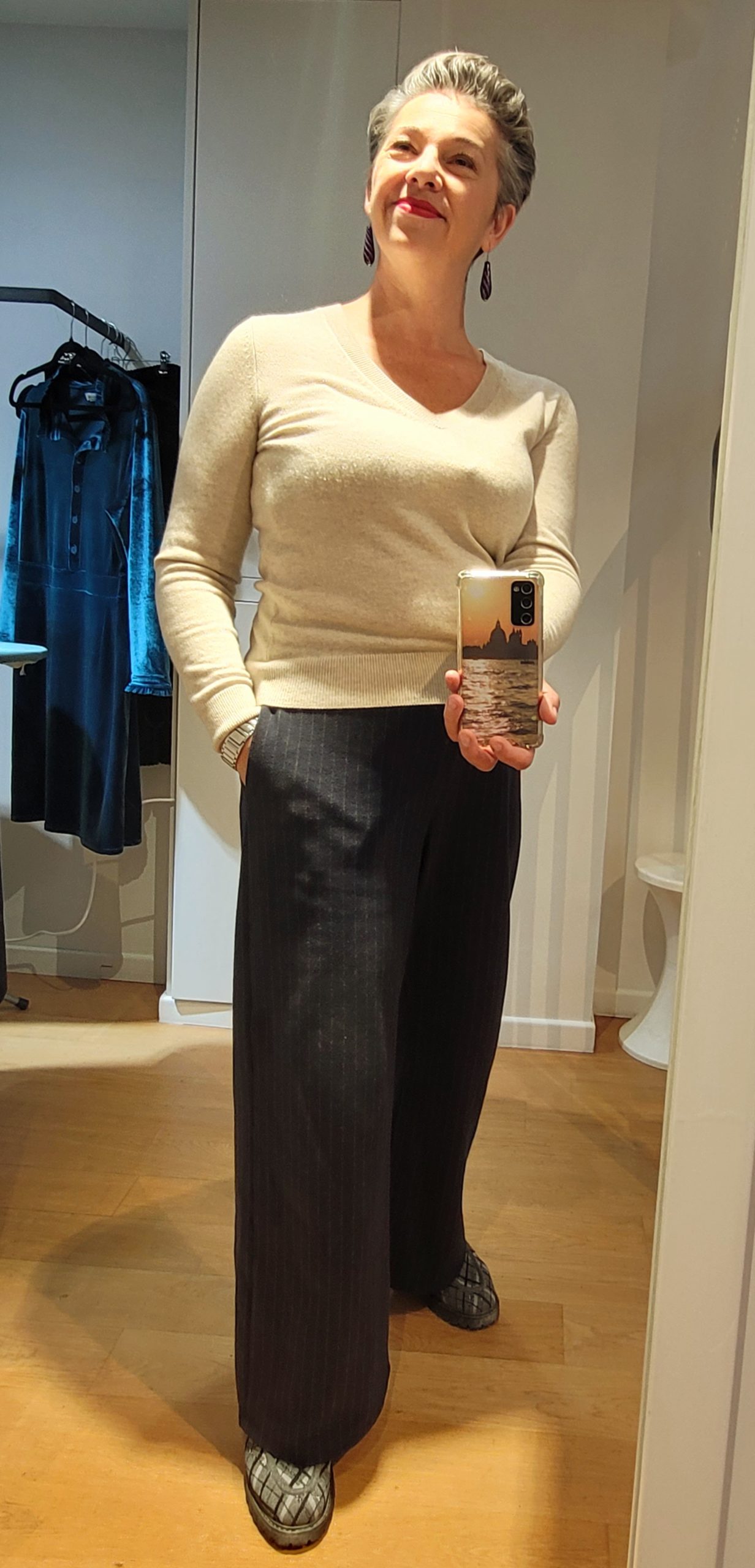 Coton et laine bleu foncé à fines rayures grises Coton et laine bleu foncé à fines rayures grises