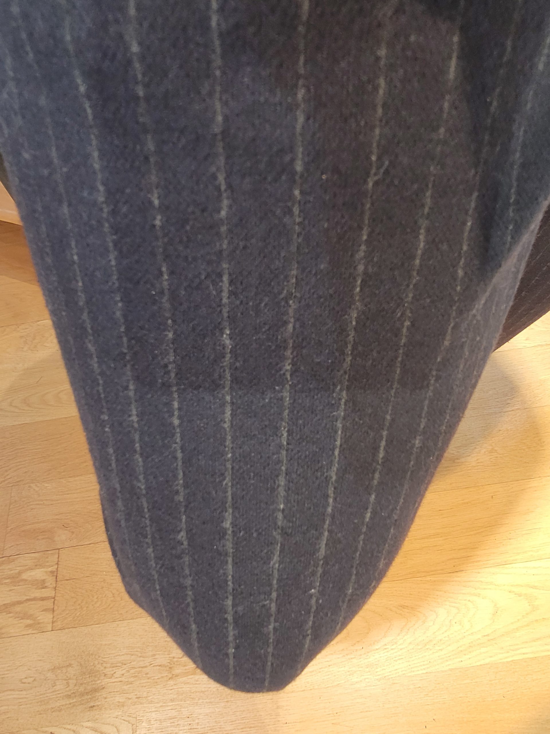 Coton et laine bleu foncé à fines rayures grises Coton et laine bleu foncé à fines rayures grises