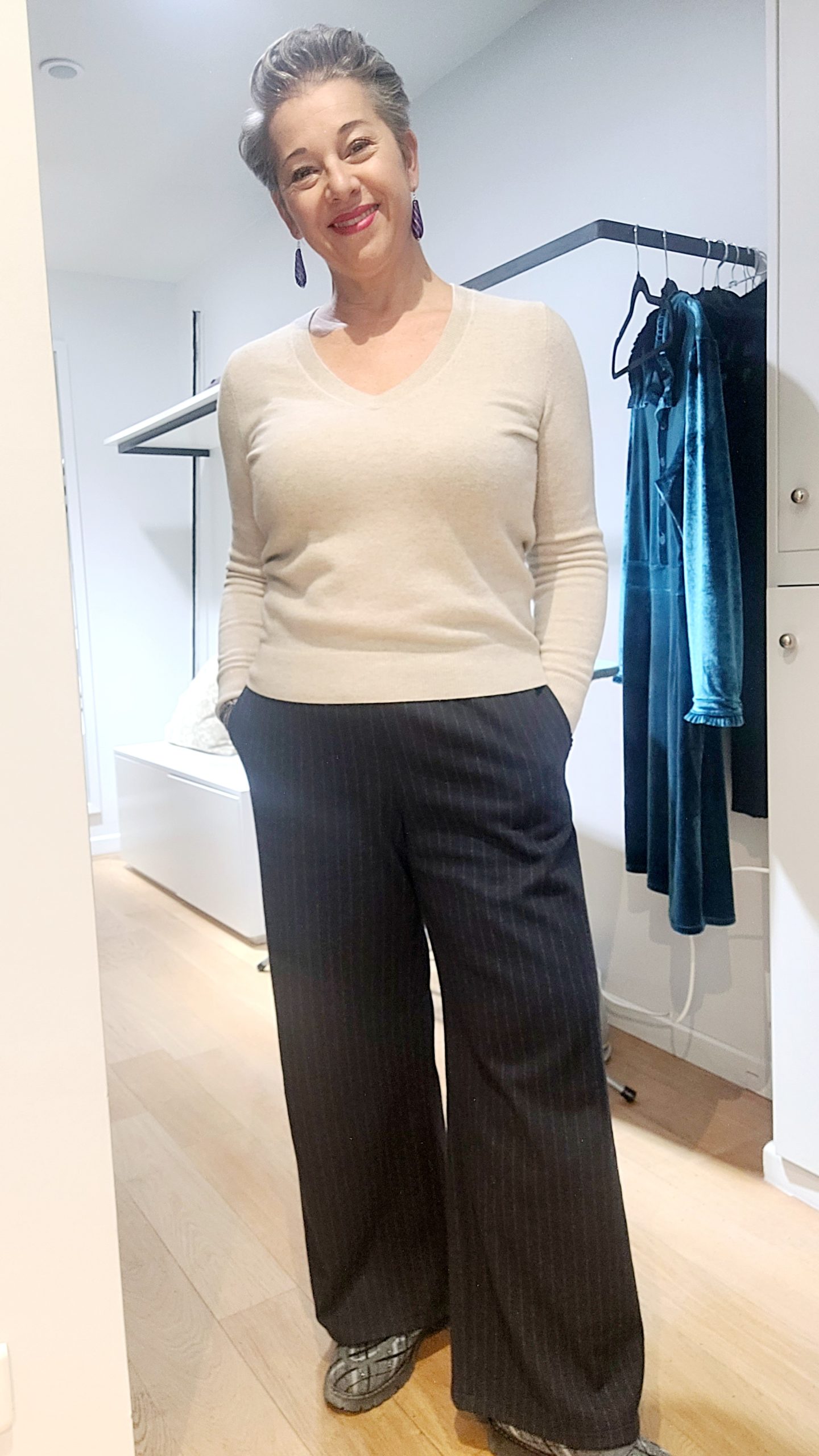 Coton et laine bleu foncé à fines rayures grises Coton et laine bleu foncé à fines rayures grises