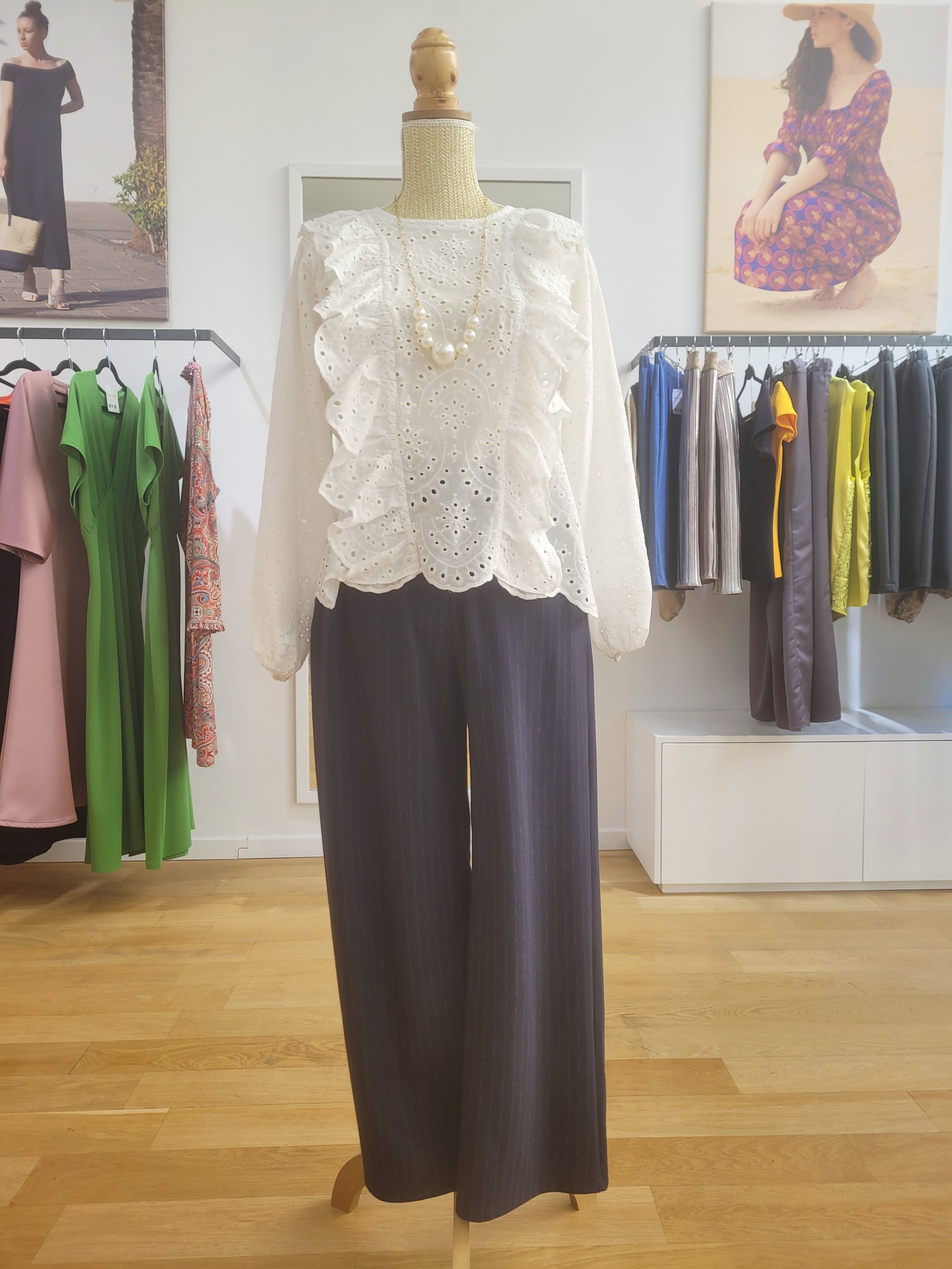 Coton et laine bleu foncé à fines rayures grises Coton et laine bleu foncé à fines rayures grises