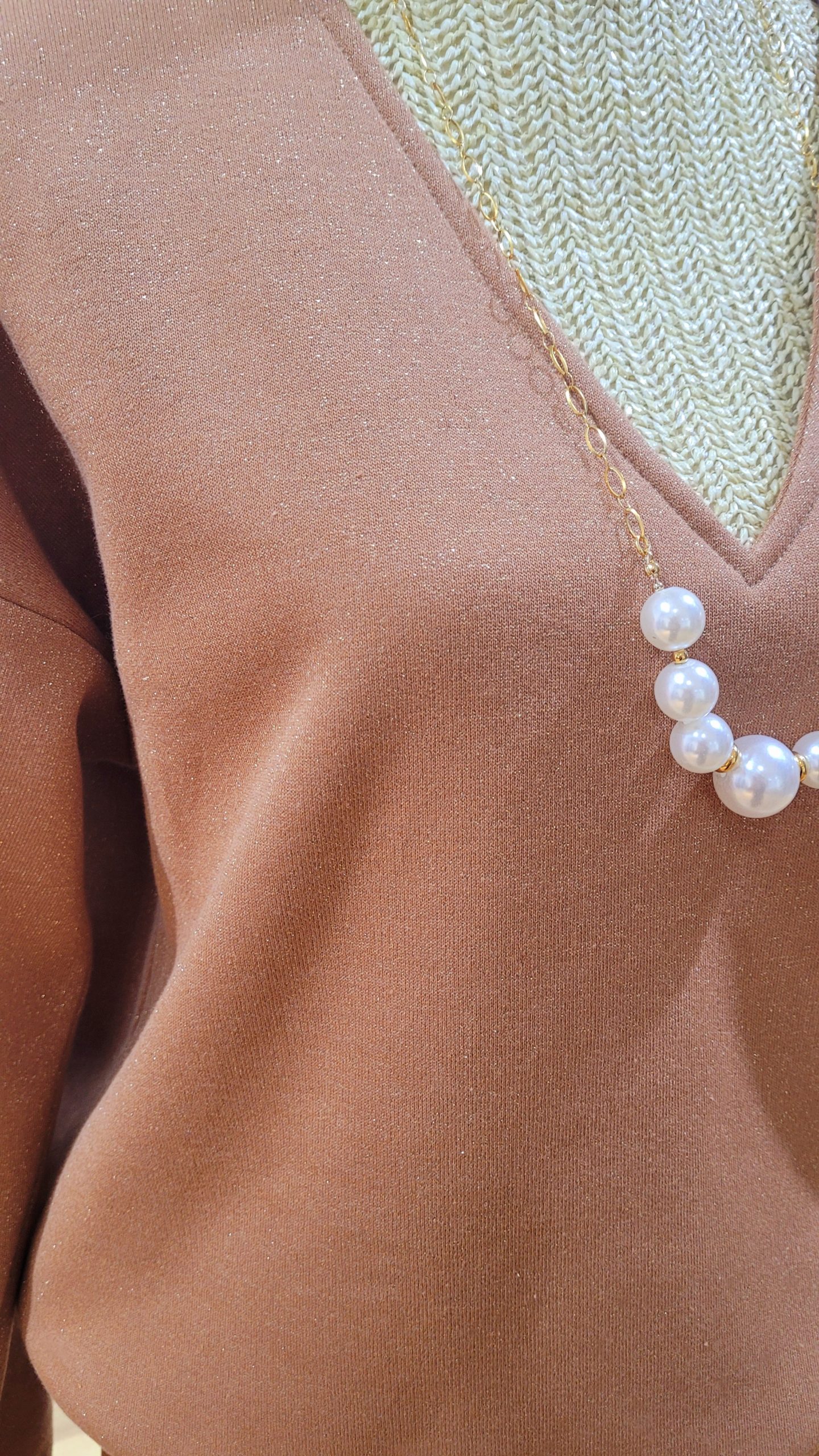 Pull V PAULA molleton sweat camel lurex doré