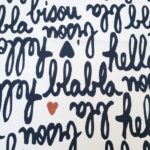 Sergé de coton écru imprimé messages BISOU