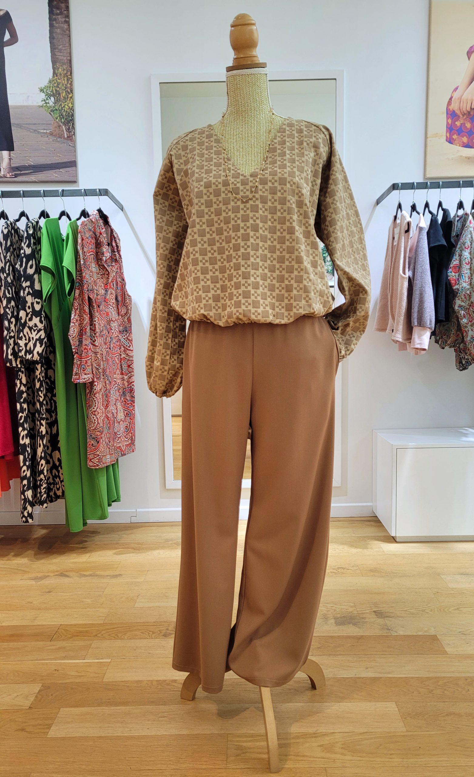 Pantalon ROMY cappuccino double-crêpe et blouse monogramme jacquard