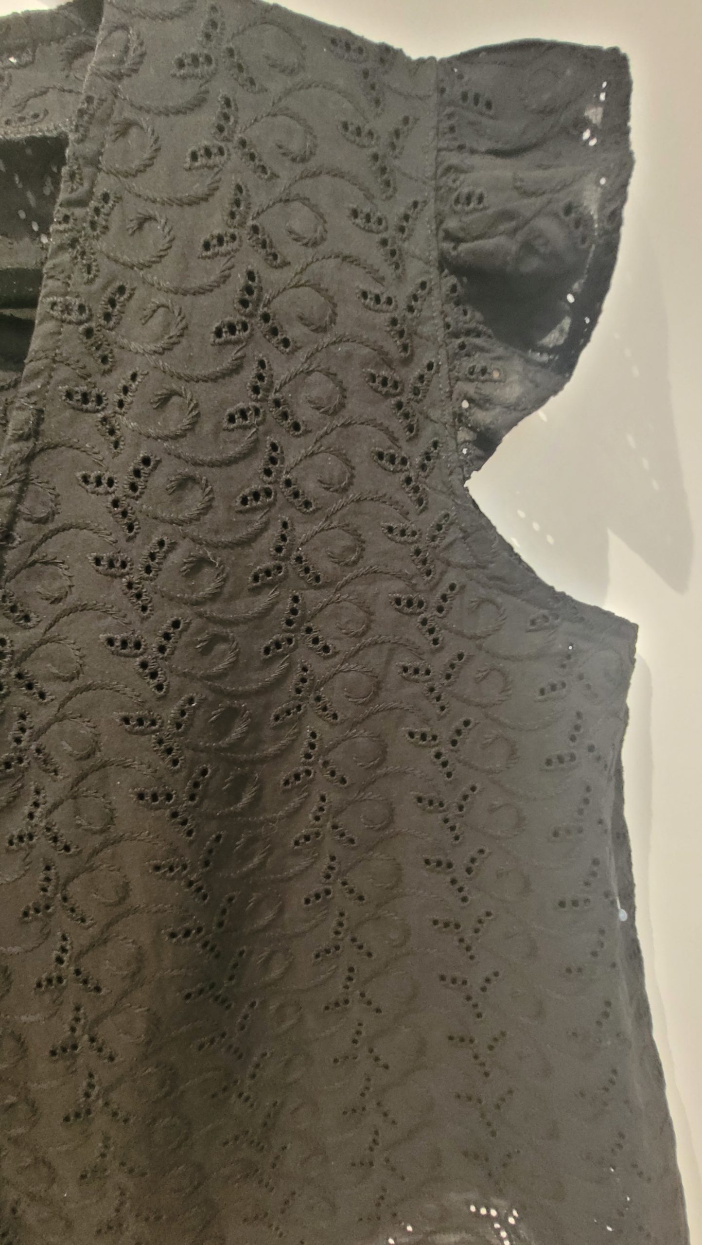 LEONIE haut broderie anglaise noir manches volants