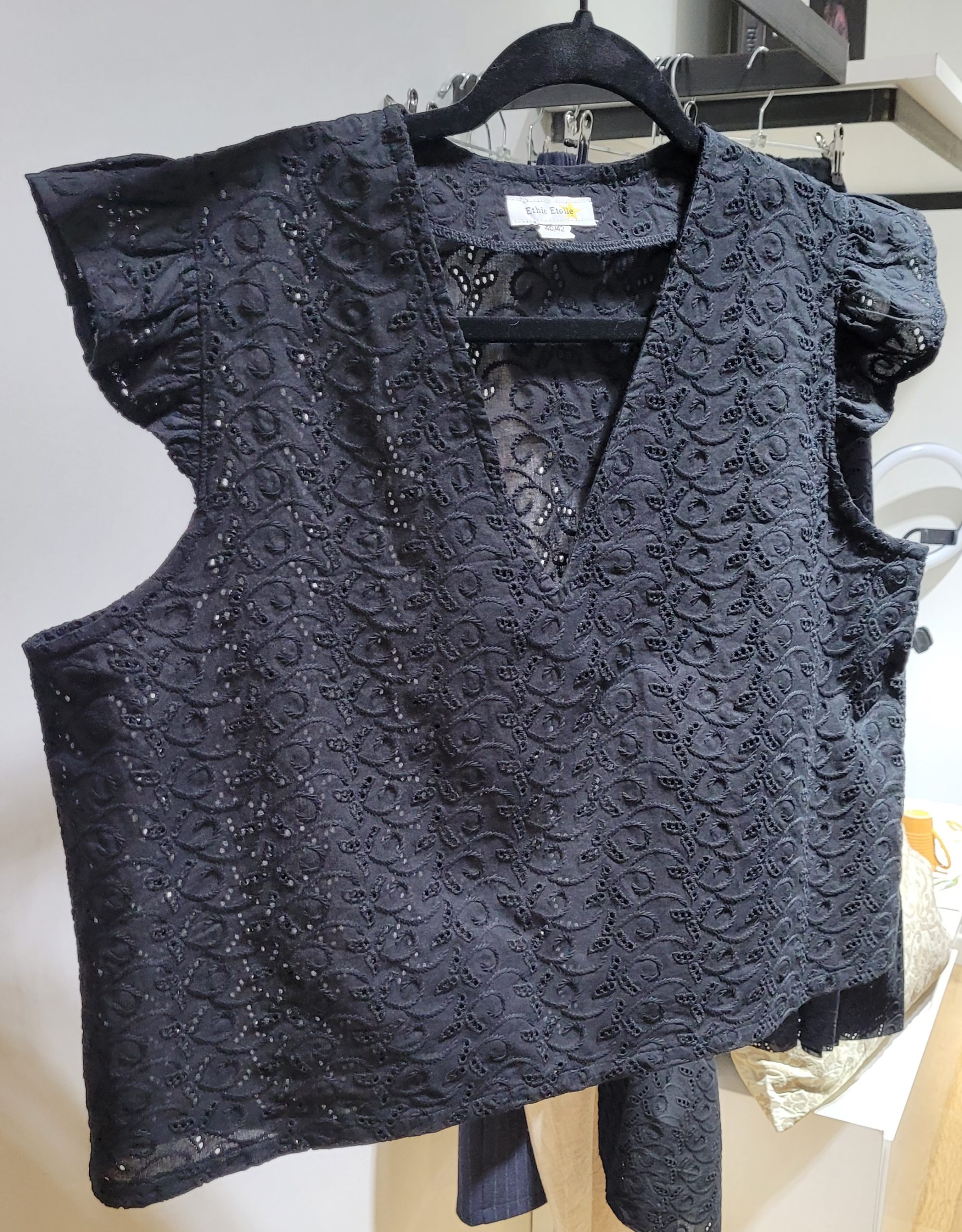 LEONIE haut broderie anglaise noir manches volants
