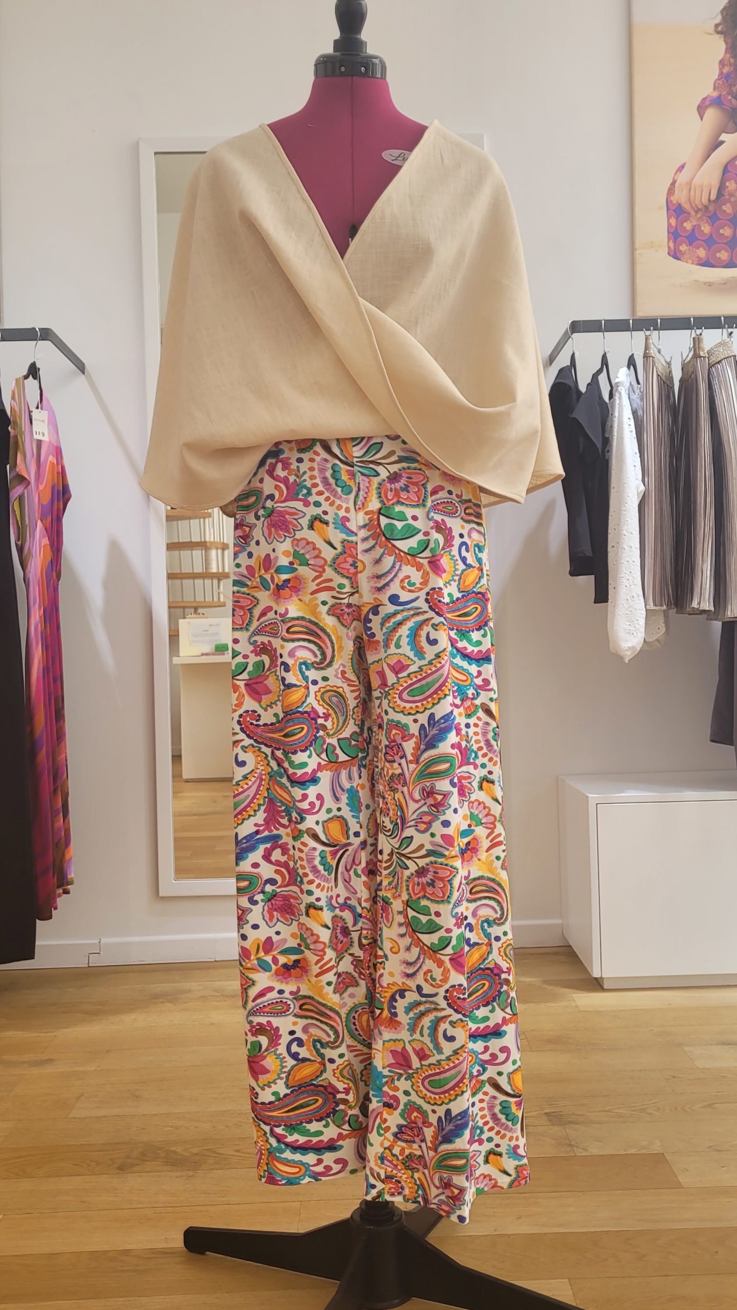 Pantalon VIVIANE viscose stretch imprimé coloré fond blanc