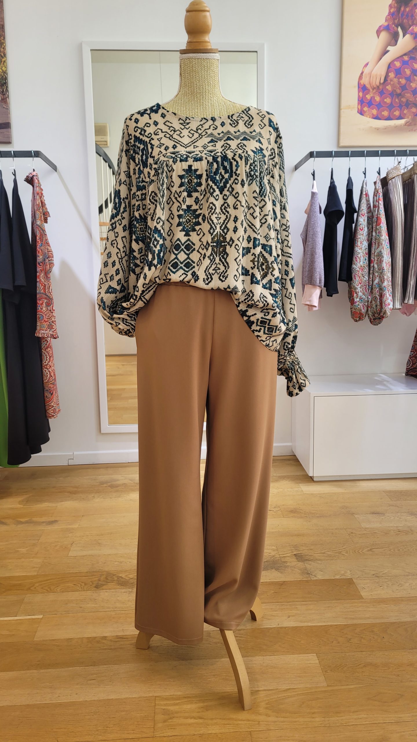 Blouse ANNA viscose lurex imprimée jacquard bleu canard sur fond beige